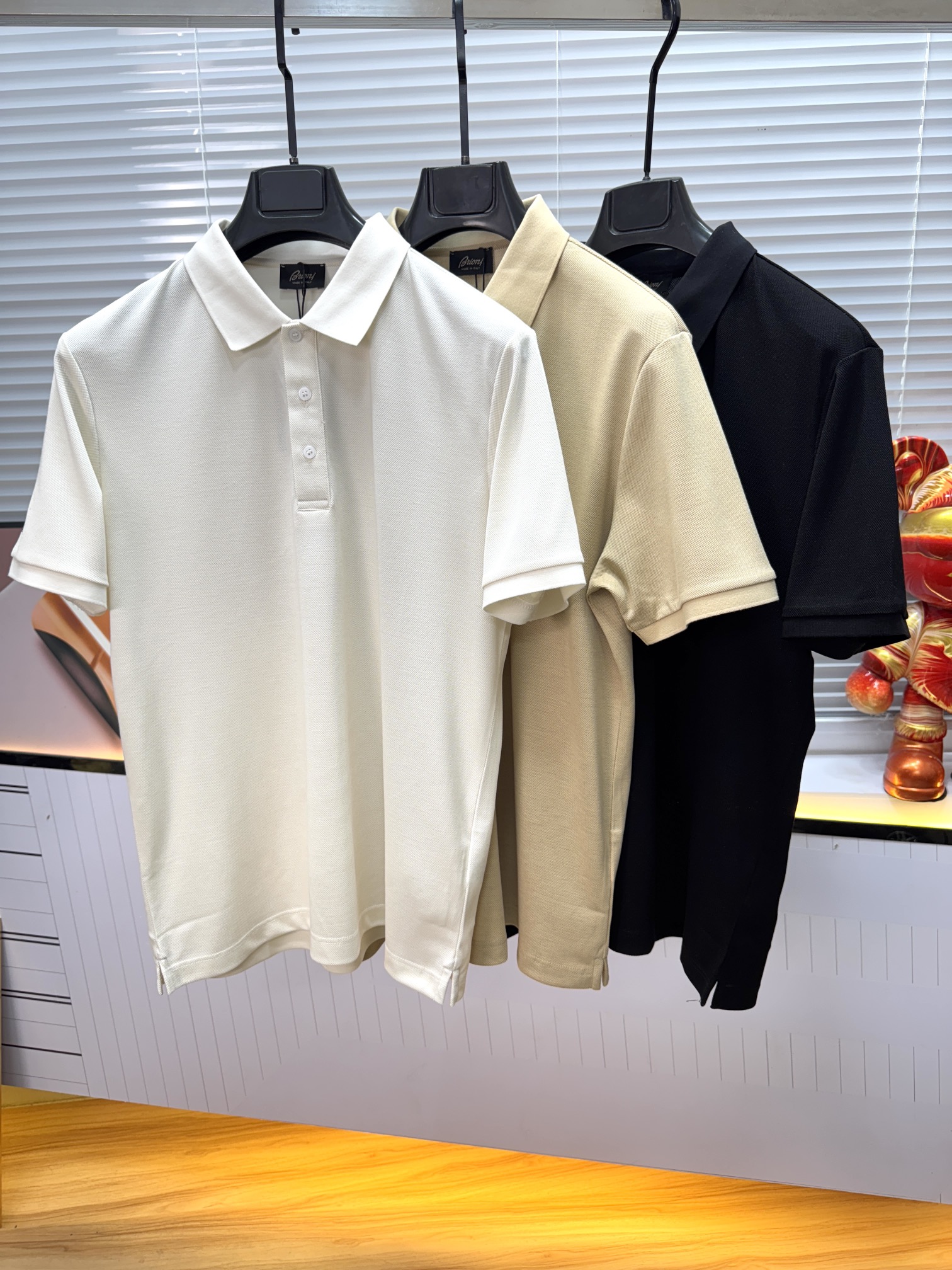 新款上架啦！🌹🌹🌹布里尼奥 26SS 新品起脚翻领短袖。当起脚珠地纹理遇上标志性的织布条纹装饰，一场关于