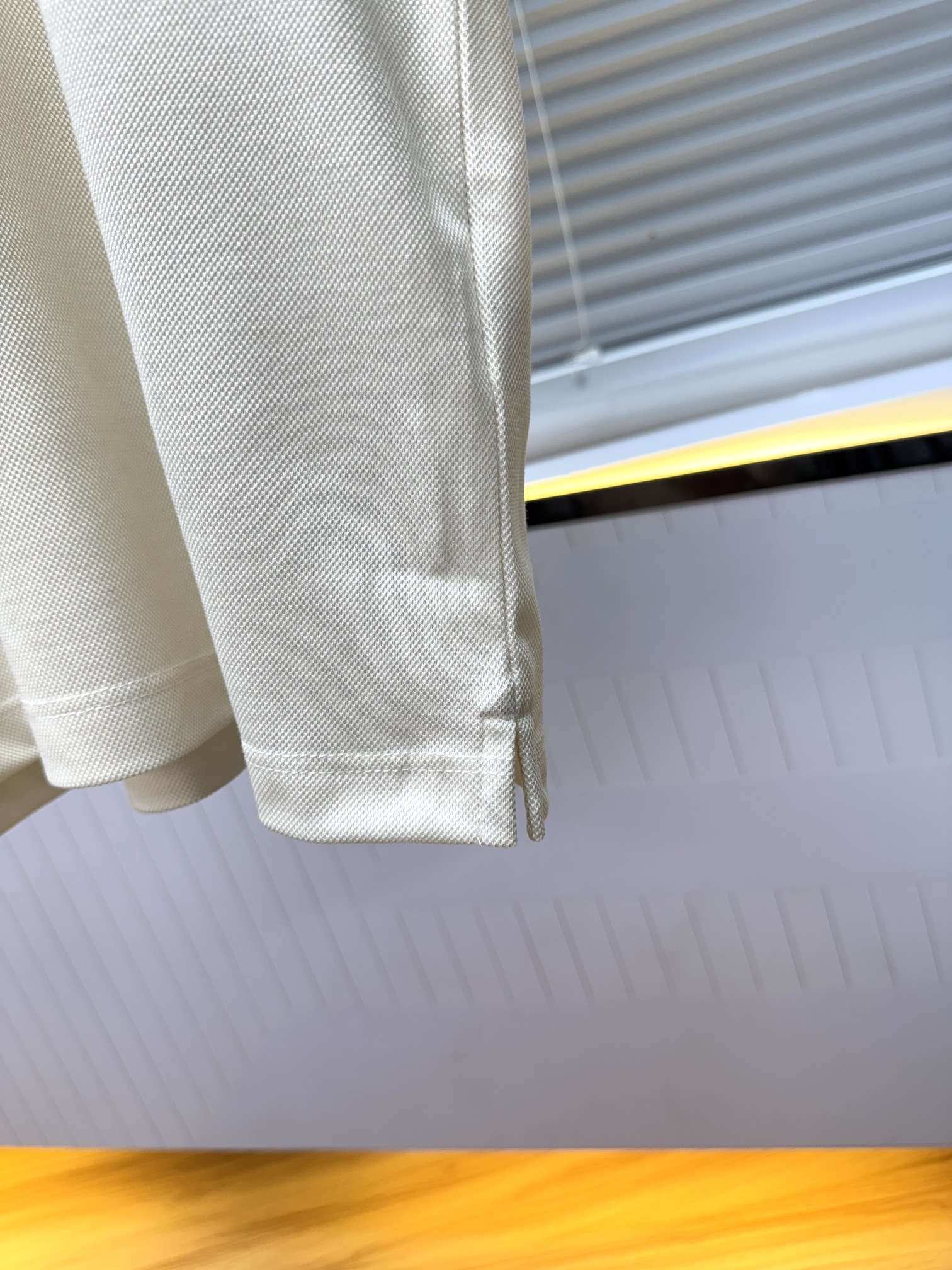 新款上架啦！🌹🌹🌹布里尼奥 26SS 新品起脚翻领短袖。当起脚珠地纹理遇上标志性的织布条纹装饰，一场关于