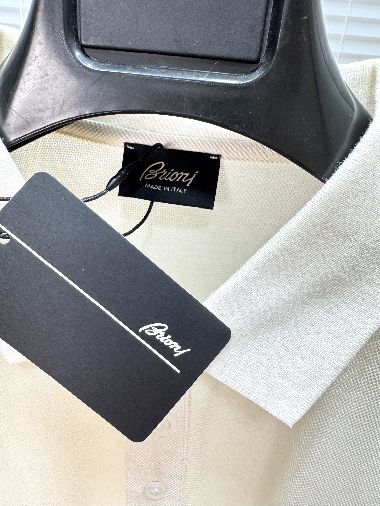 新款上架啦！🌹🌹🌹布里尼奥 26SS 新品起脚翻领短袖。当起脚珠地纹理遇上标志性的织布条纹装饰，一场关于