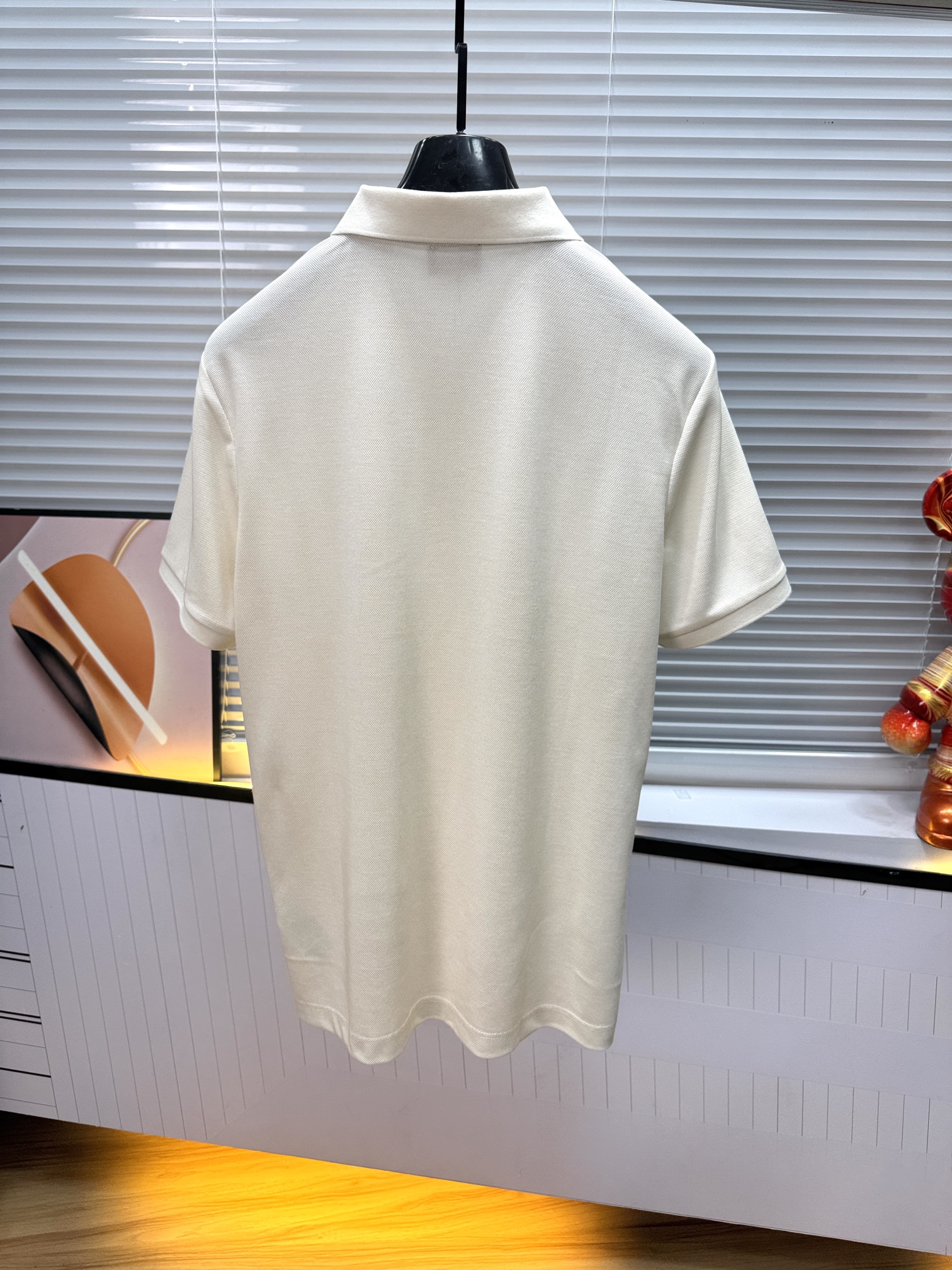 新款上架啦！🌹🌹🌹布里尼奥 26SS 新品起脚翻领短袖。当起脚珠地纹理遇上标志性的织布条纹装饰，一场关于