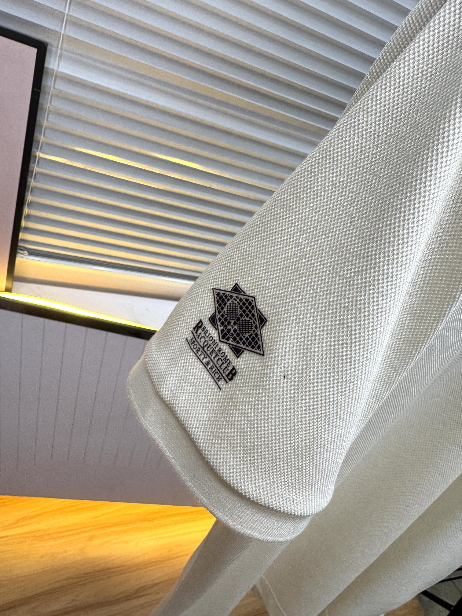 新款上架啦！🌹🌹🌹布里尼奥 26SS 新品起脚翻领短袖。当起脚珠地纹理遇上标志性的织布条纹装饰，一场关于