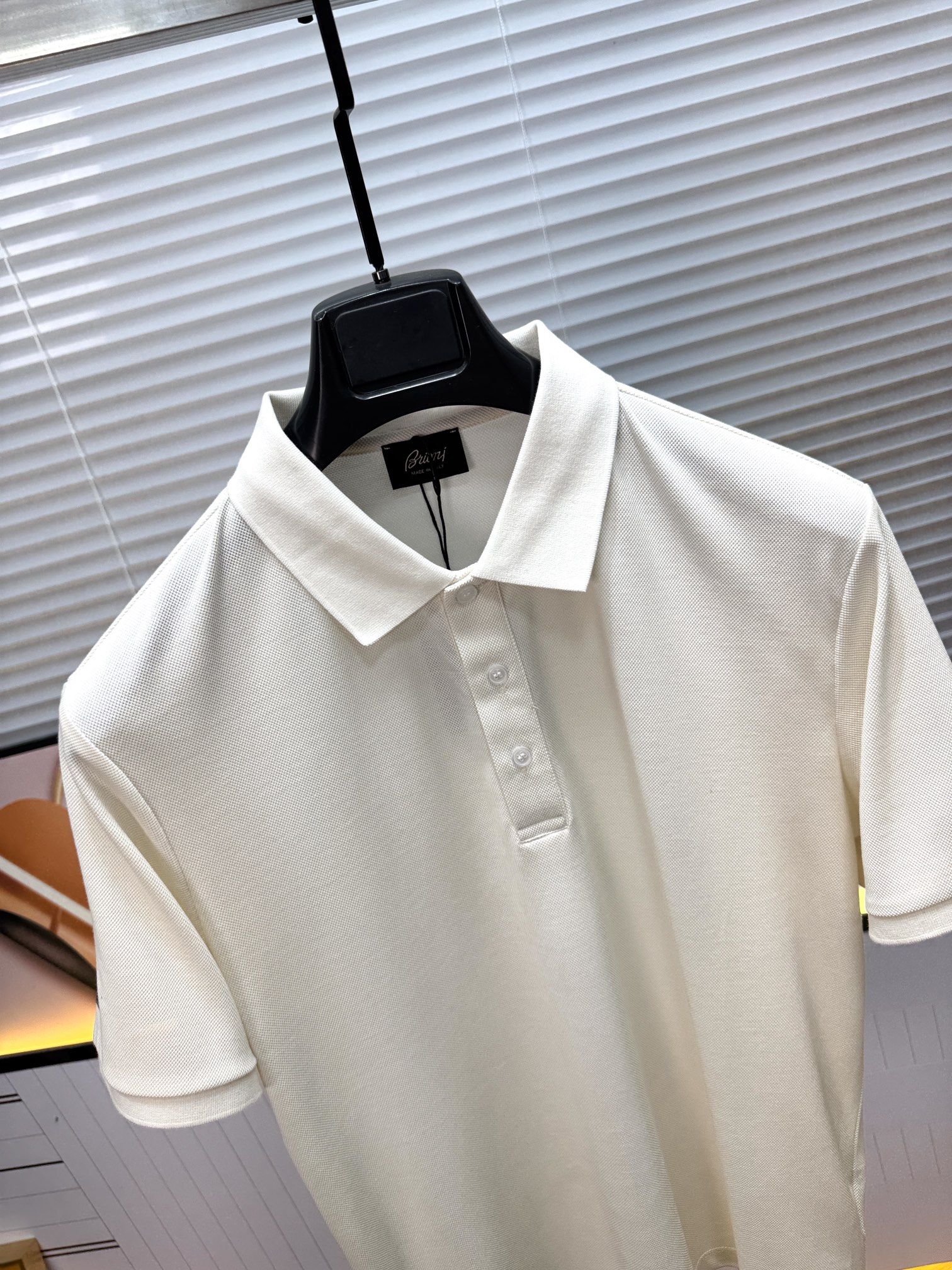 新款上架啦！🌹🌹🌹布里尼奥 26SS 新品起脚翻领短袖。当起脚珠地纹理遇上标志性的织布条纹装饰，一场关于