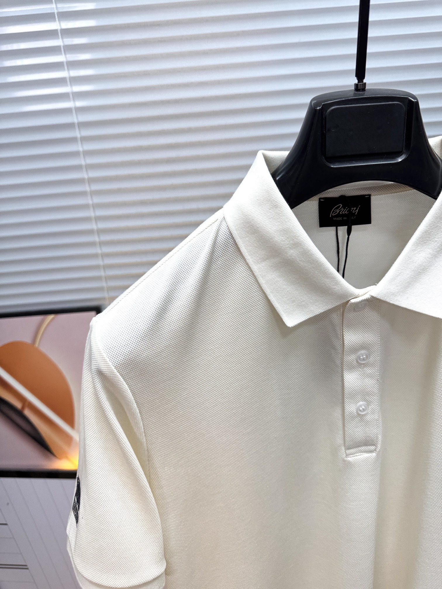 新款上架啦！🌹🌹🌹布里尼奥 26SS 新品起脚翻领短袖。当起脚珠地纹理遇上标志性的织布条纹装饰，一场关于