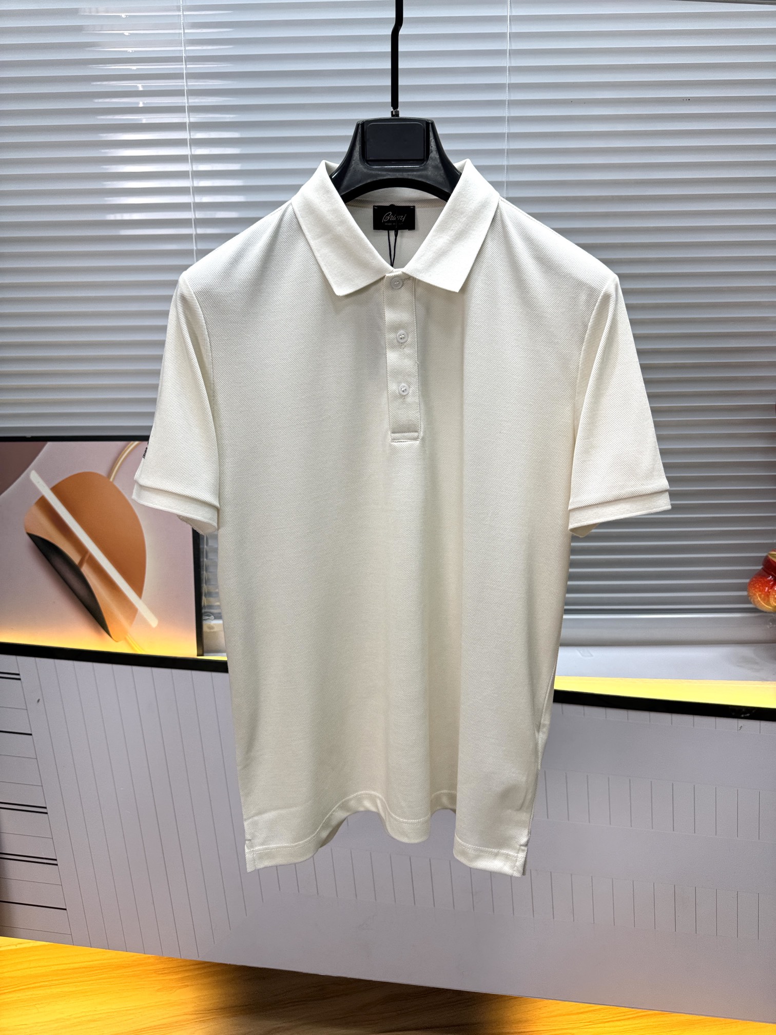 新款上架啦！🌹🌹🌹布里尼奥 26SS 新品起脚翻领短袖。当起脚珠地纹理遇上标志性的织布条纹装饰，一场关于