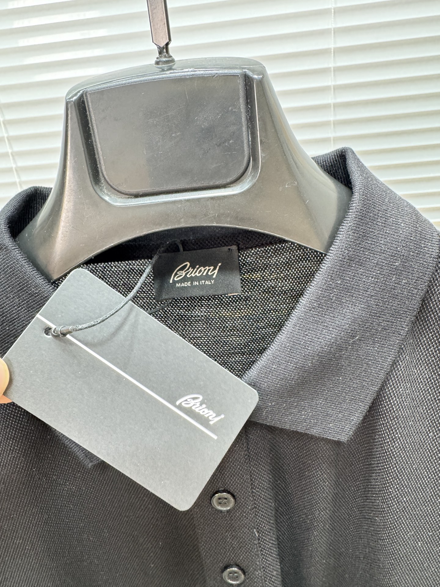 新款上架啦！🌹🌹🌹布里尼奥 26SS 新品起脚翻领短袖。当起脚珠地纹理遇上标志性的织布条纹装饰，一场关于