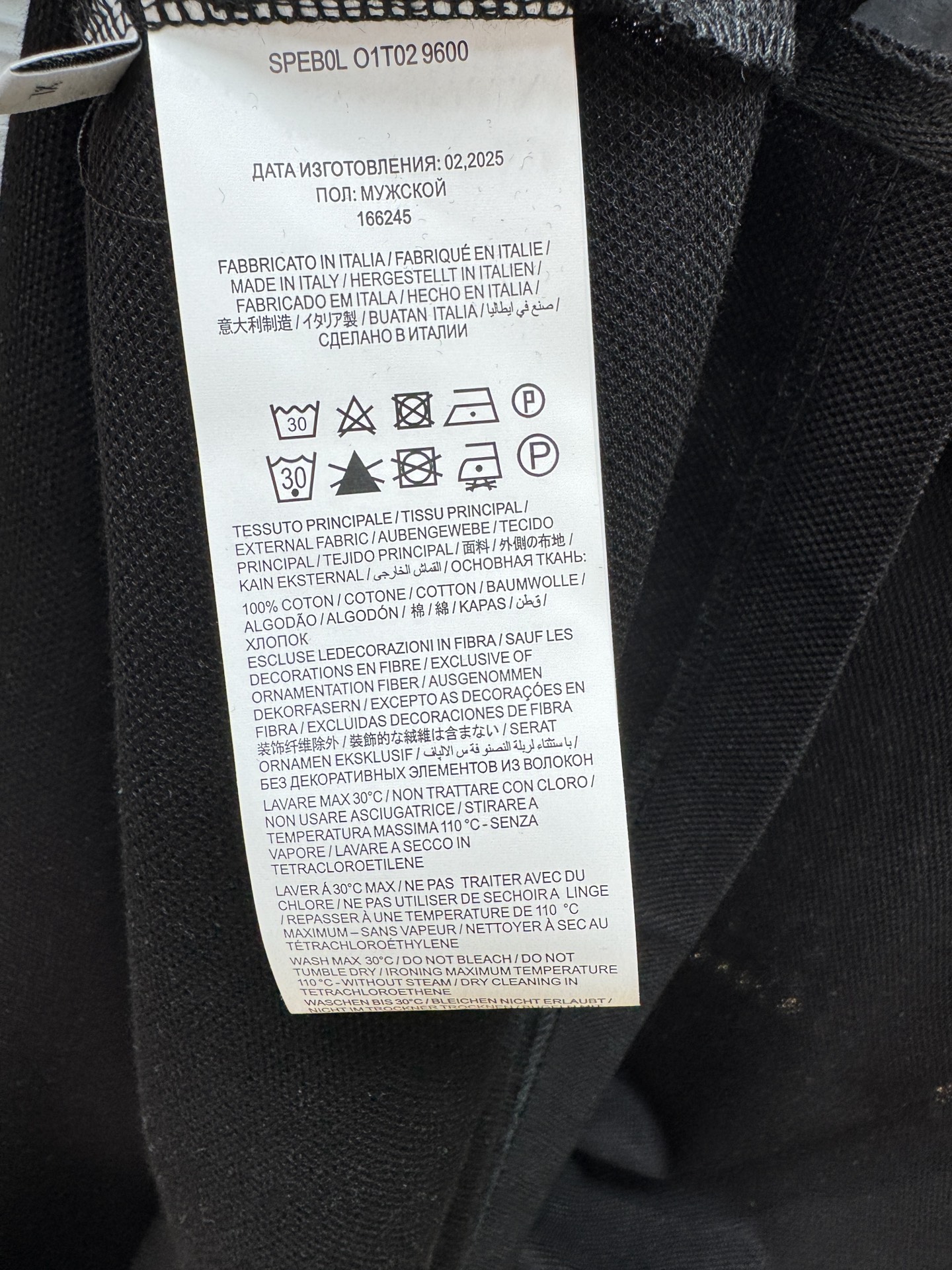 新款上架啦！🌹🌹🌹布里尼奥 26SS 新品起脚翻领短袖。当起脚珠地纹理遇上标志性的织布条纹装饰，一场关于