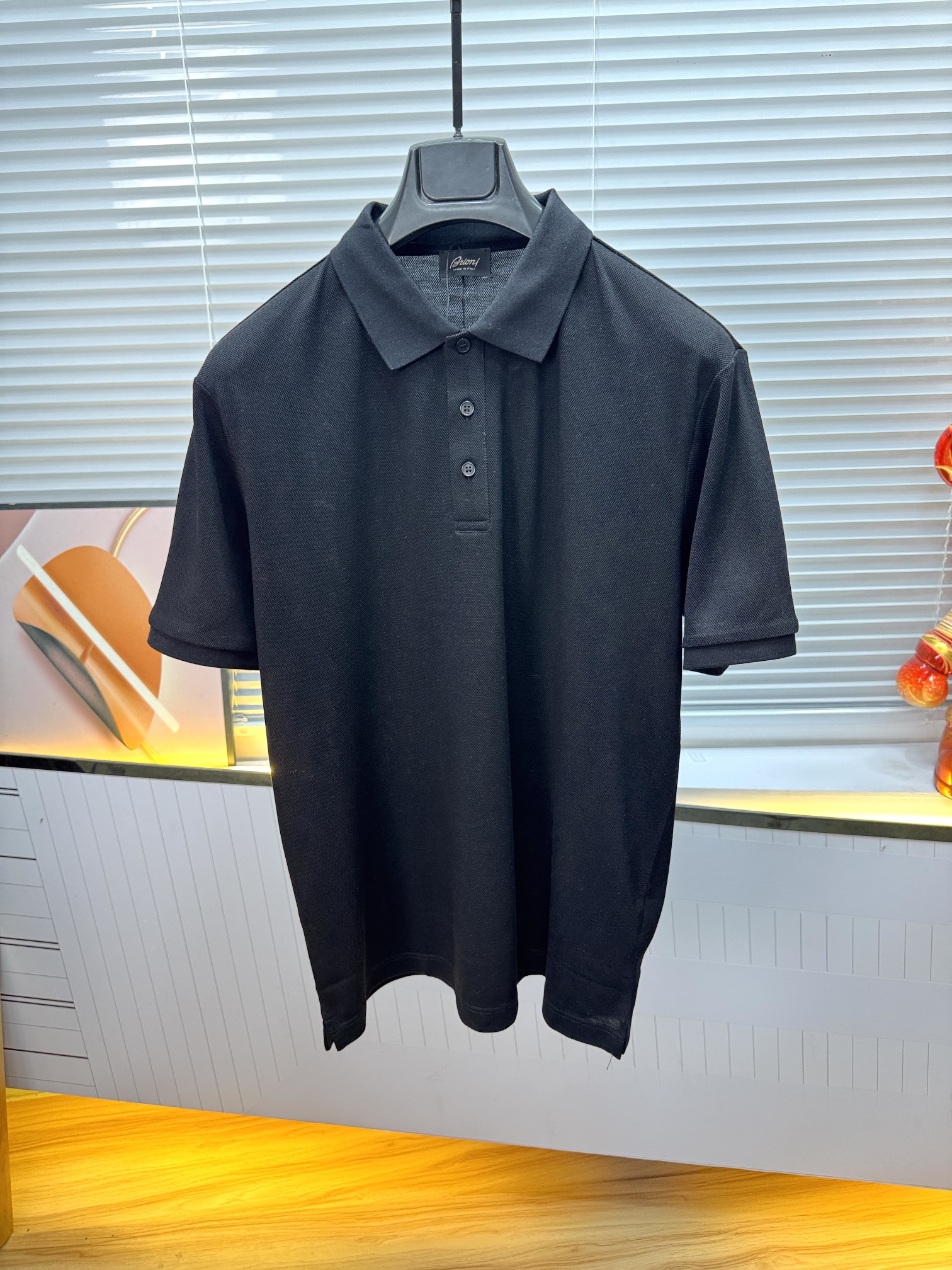 新款上架啦！🌹🌹🌹布里尼奥 26SS 新品起脚翻领短袖。当起脚珠地纹理遇上标志性的织布条纹装饰，一场关于