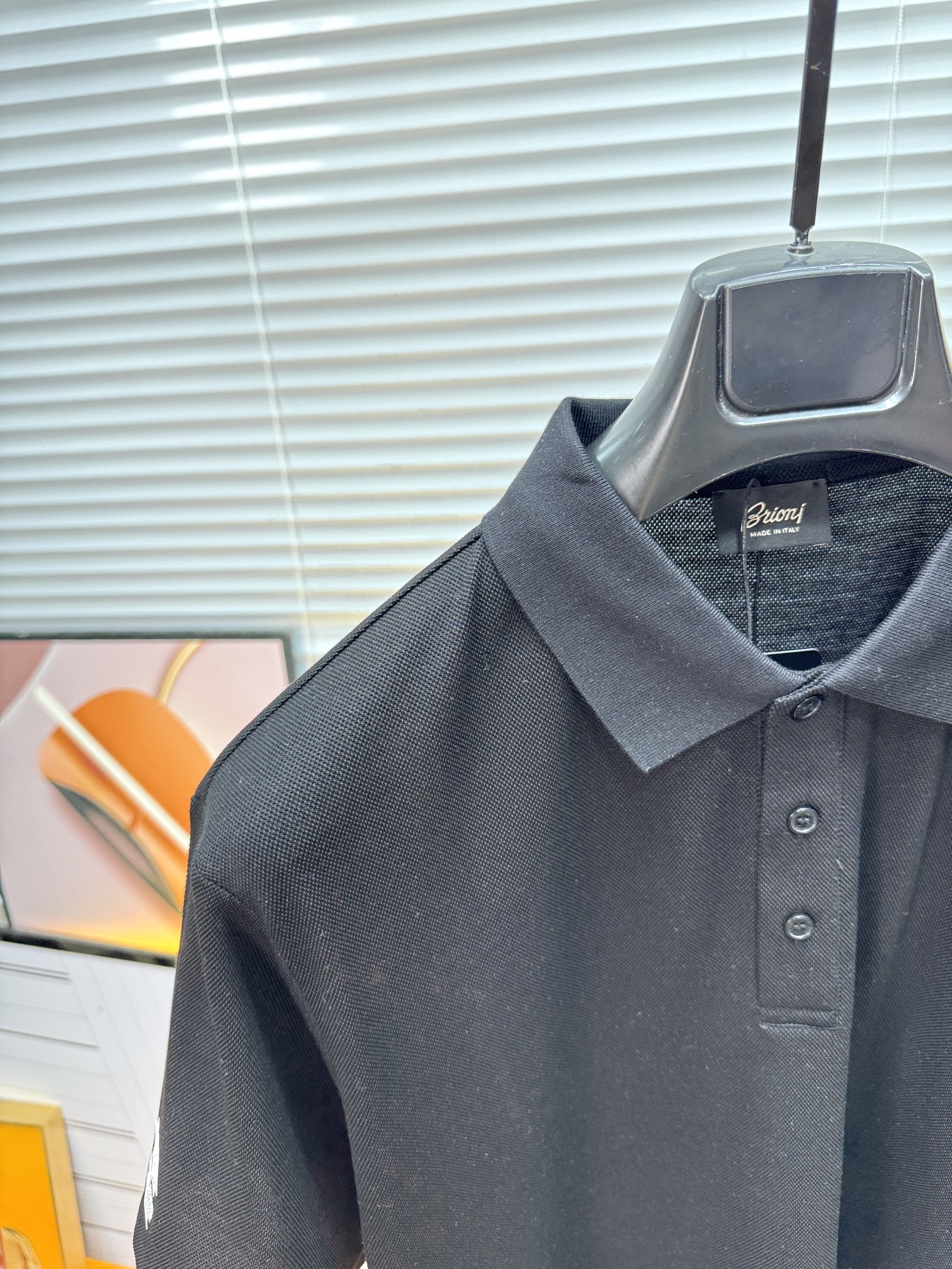 新款上架啦！🌹🌹🌹布里尼奥 26SS 新品起脚翻领短袖。当起脚珠地纹理遇上标志性的织布条纹装饰，一场关于