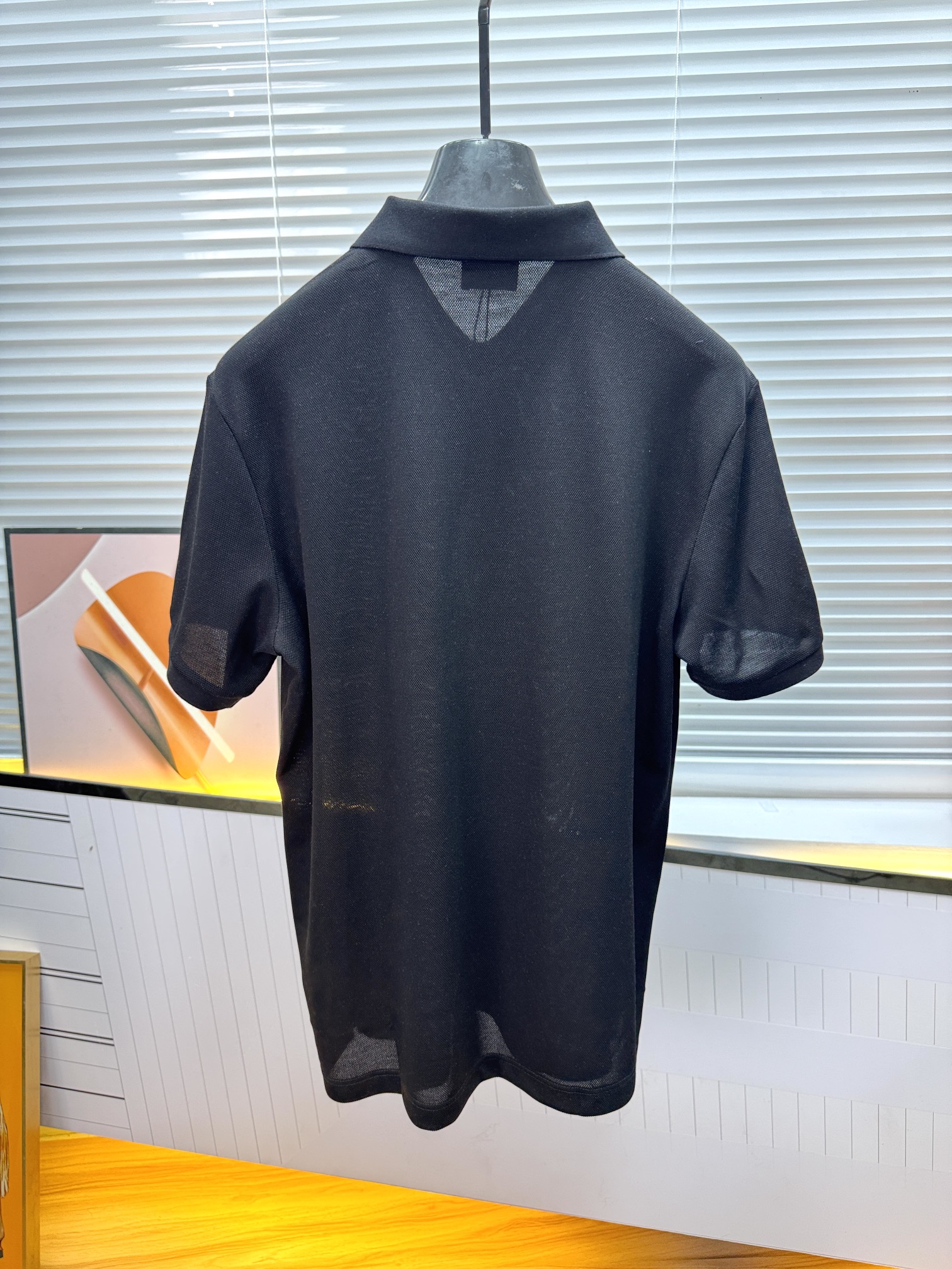 新款上架啦！🌹🌹🌹布里尼奥 26SS 新品起脚翻领短袖。当起脚珠地纹理遇上标志性的织布条纹装饰，一场关于