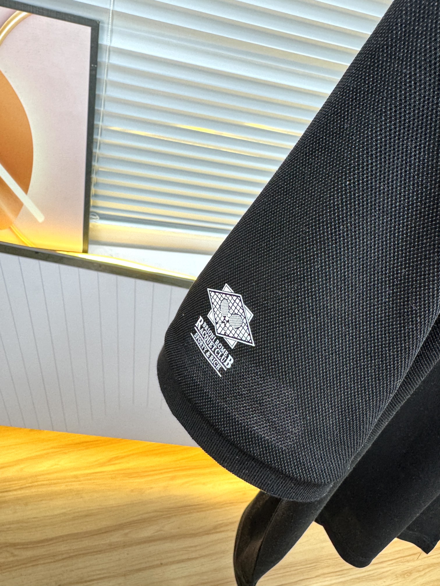 新款上架啦！🌹🌹🌹布里尼奥 26SS 新品起脚翻领短袖。当起脚珠地纹理遇上标志性的织布条纹装饰，一场关于