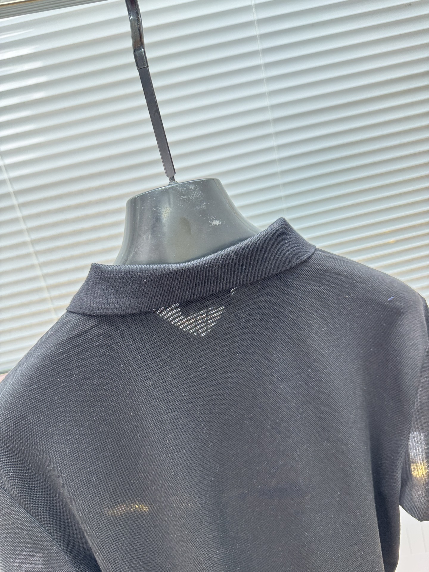 新款上架啦！🌹🌹🌹布里尼奥 26SS 新品起脚翻领短袖。当起脚珠地纹理遇上标志性的织布条纹装饰，一场关于