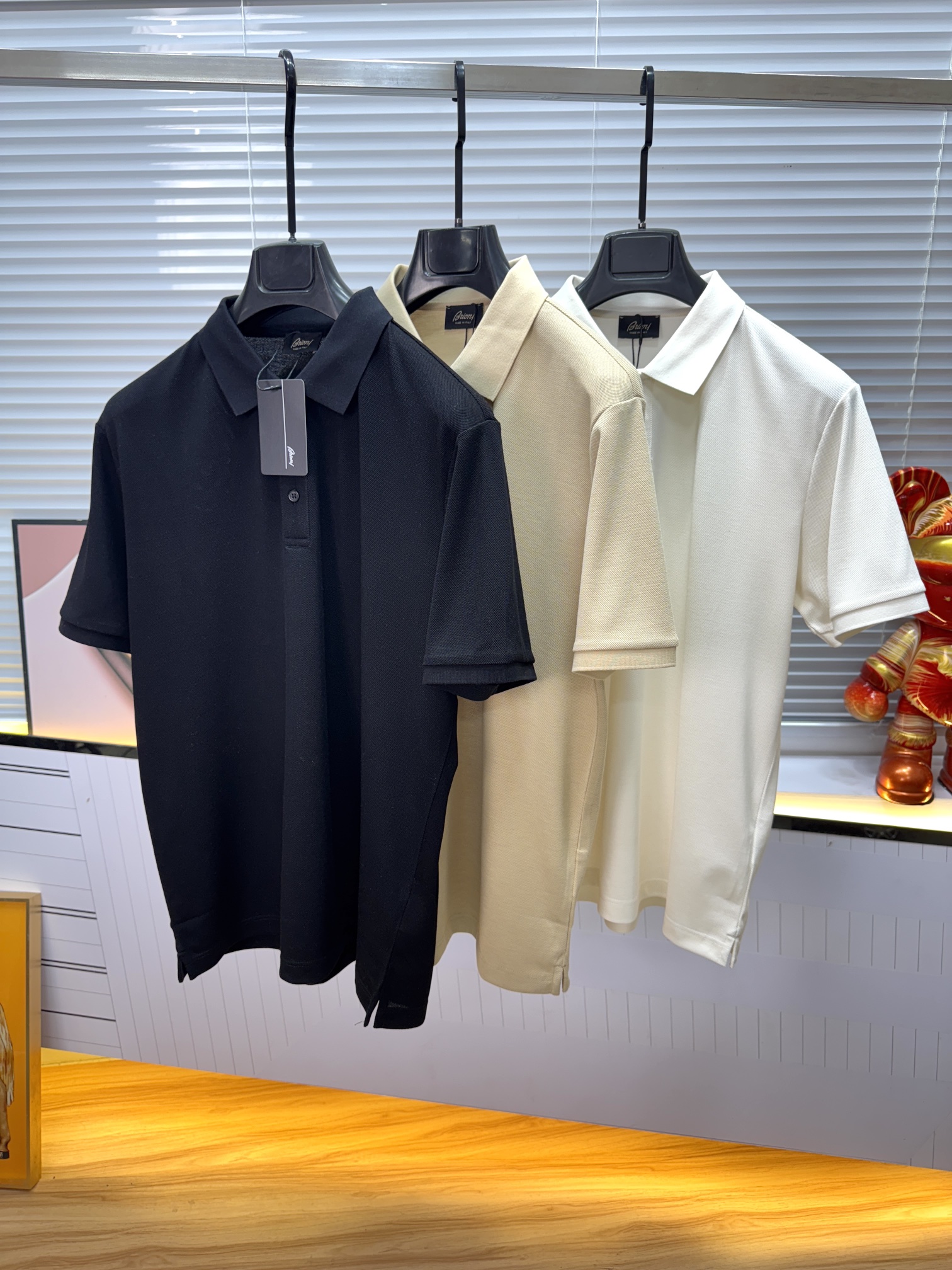 新款上架啦！🌹🌹🌹布里尼奥 26SS 新品起脚翻领短袖。当起脚珠地纹理遇上标志性的织布条纹装饰，一场关于