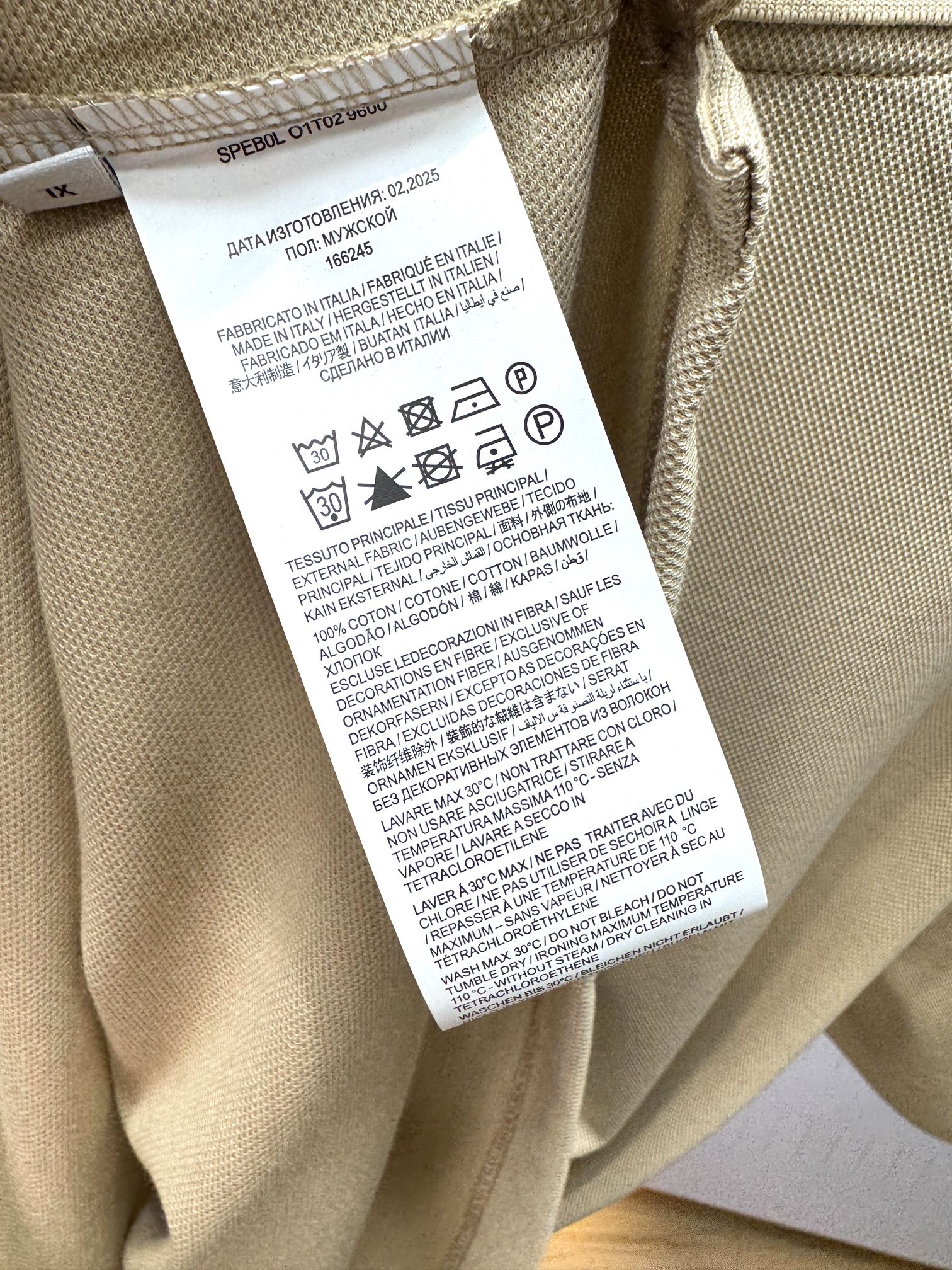 新款上架啦！🌹🌹🌹布里尼奥 26SS 新品起脚翻领短袖。当起脚珠地纹理遇上标志性的织布条纹装饰，一场关于