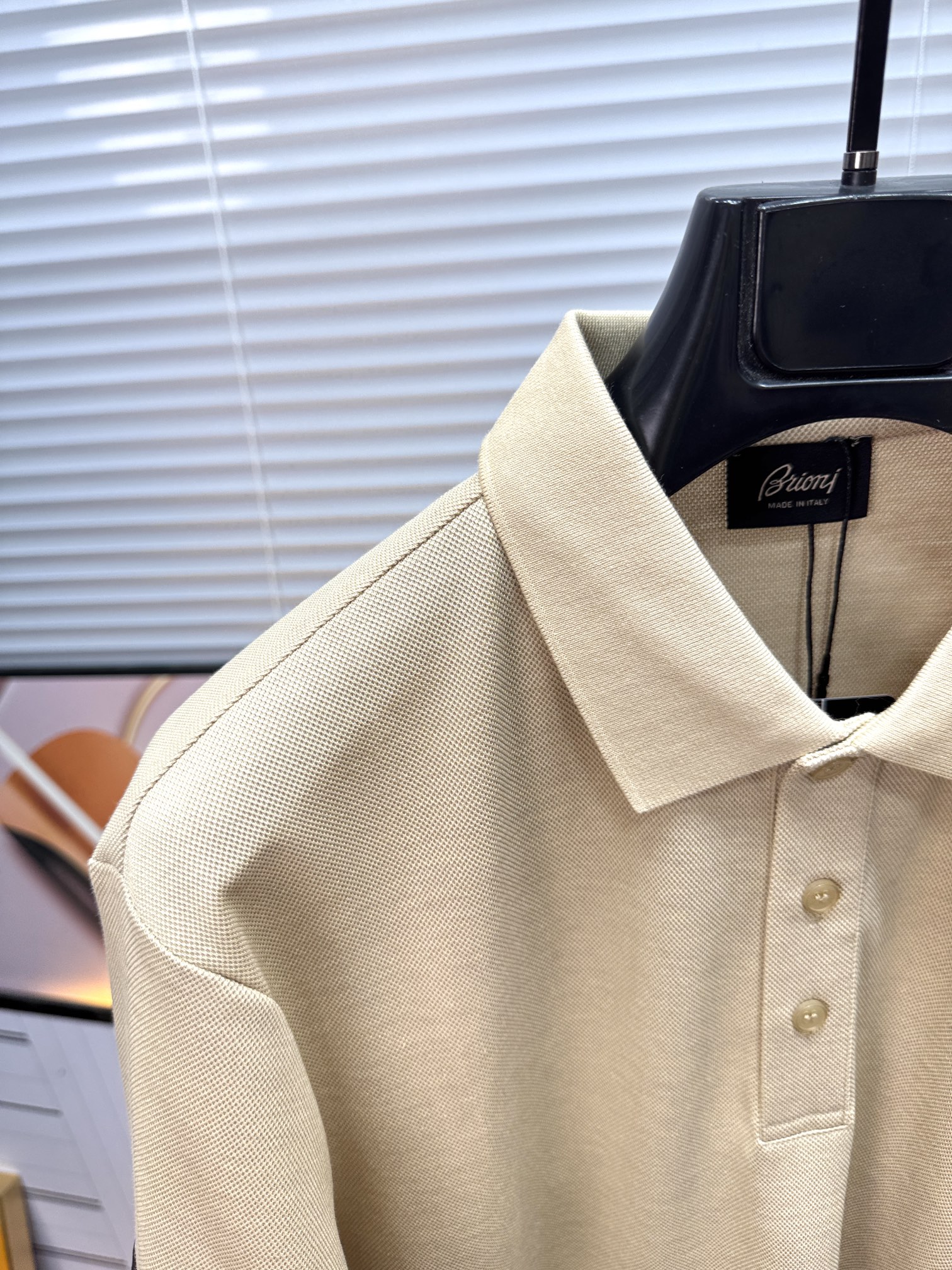 新款上架啦！🌹🌹🌹布里尼奥 26SS 新品起脚翻领短袖。当起脚珠地纹理遇上标志性的织布条纹装饰，一场关于