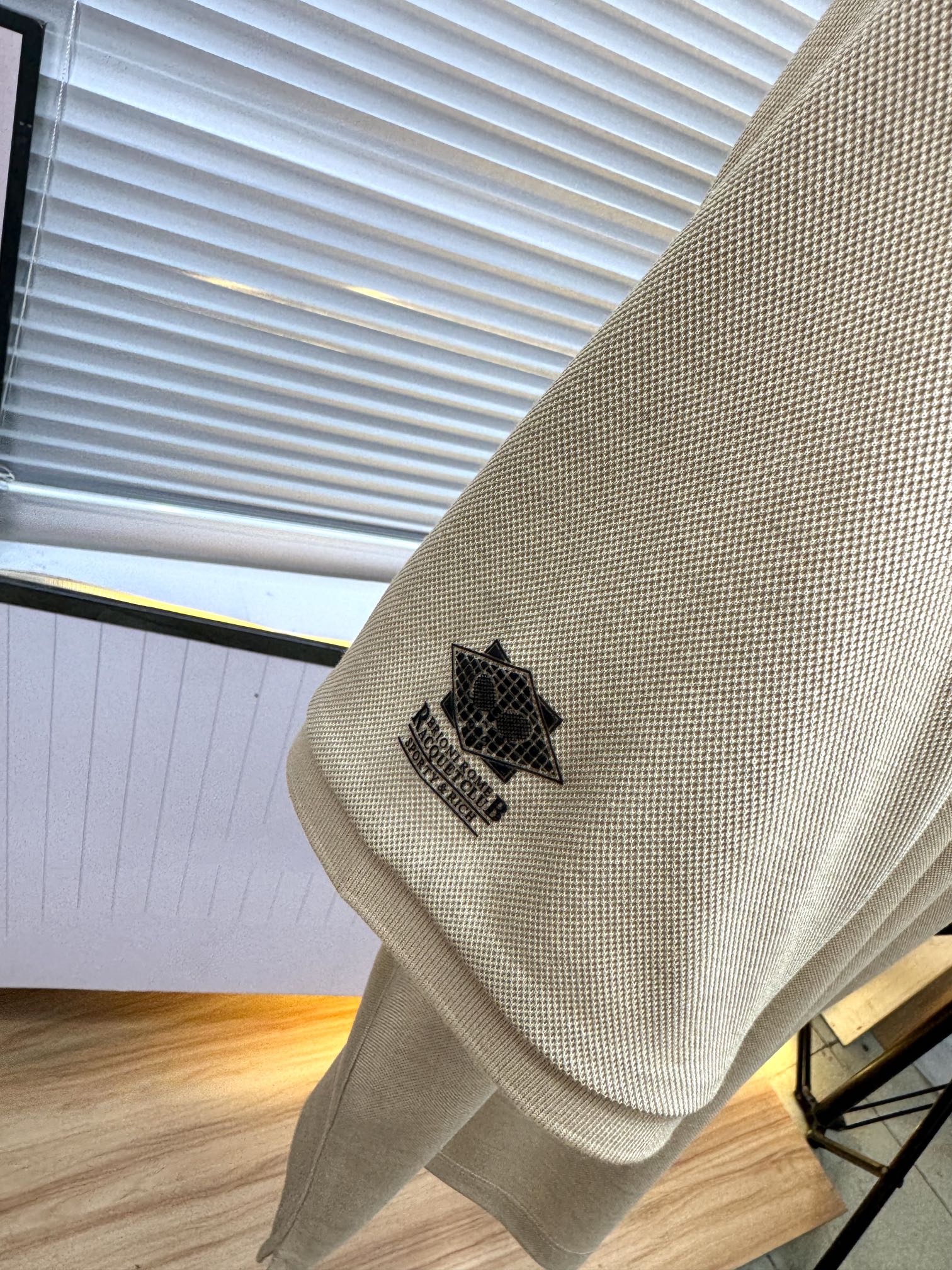 新款上架啦！🌹🌹🌹布里尼奥 26SS 新品起脚翻领短袖。当起脚珠地纹理遇上标志性的织布条纹装饰，一场关于