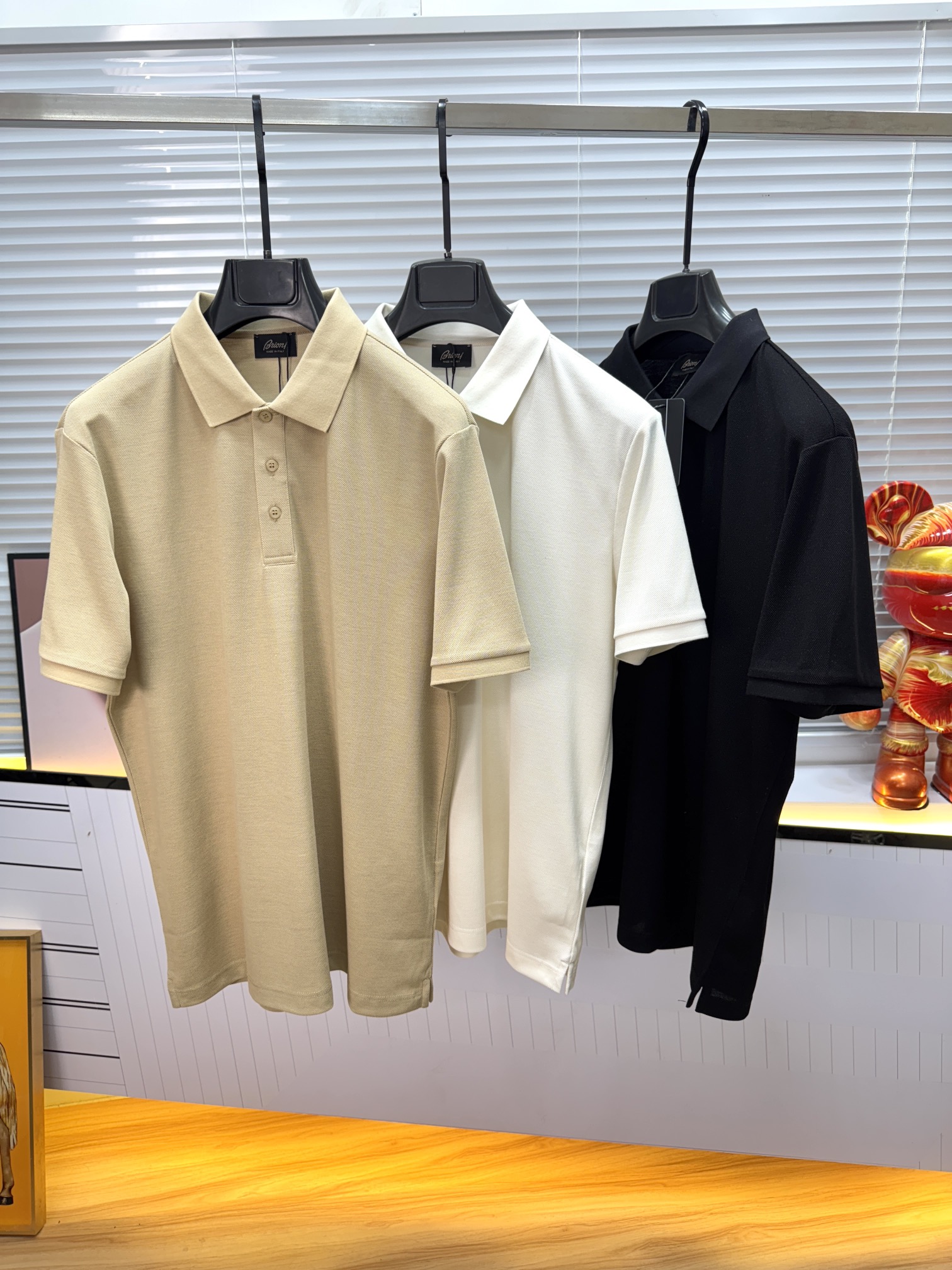 新款上架啦！🌹🌹🌹布里尼奥 26SS 新品起脚翻领短袖。当起脚珠地纹理遇上标志性的织布条纹装饰，一场关于