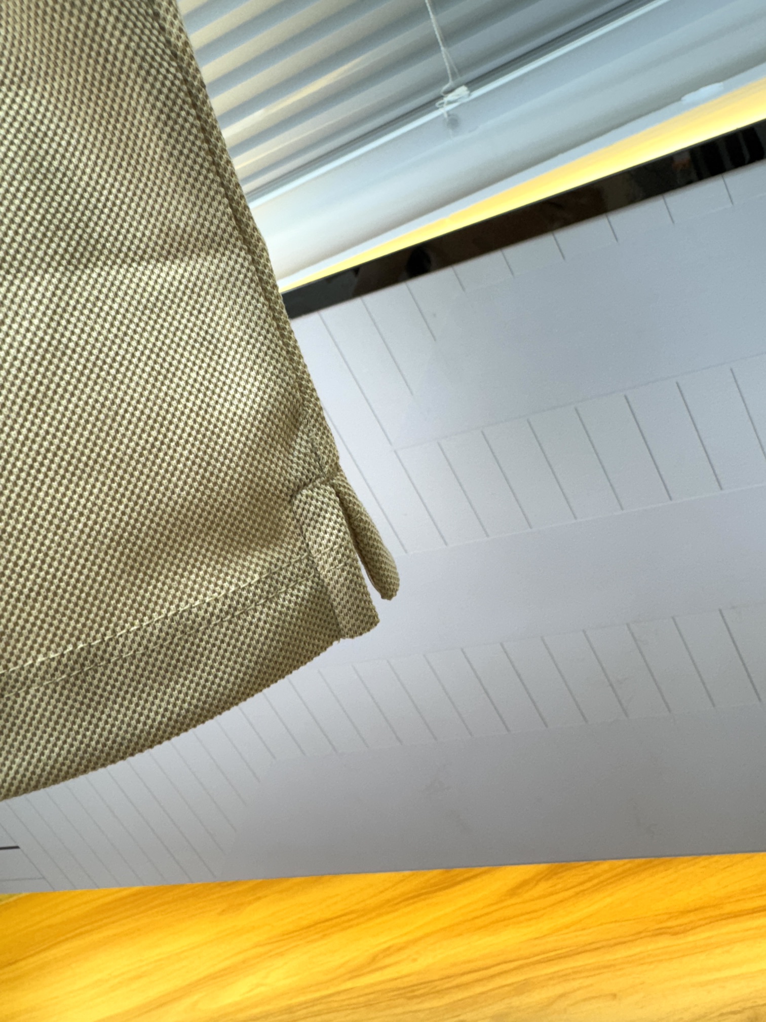 新款上架啦！🌹🌹🌹布里尼奥 26SS 新品起脚翻领短袖。当起脚珠地纹理遇上标志性的织布条纹装饰，一场关于