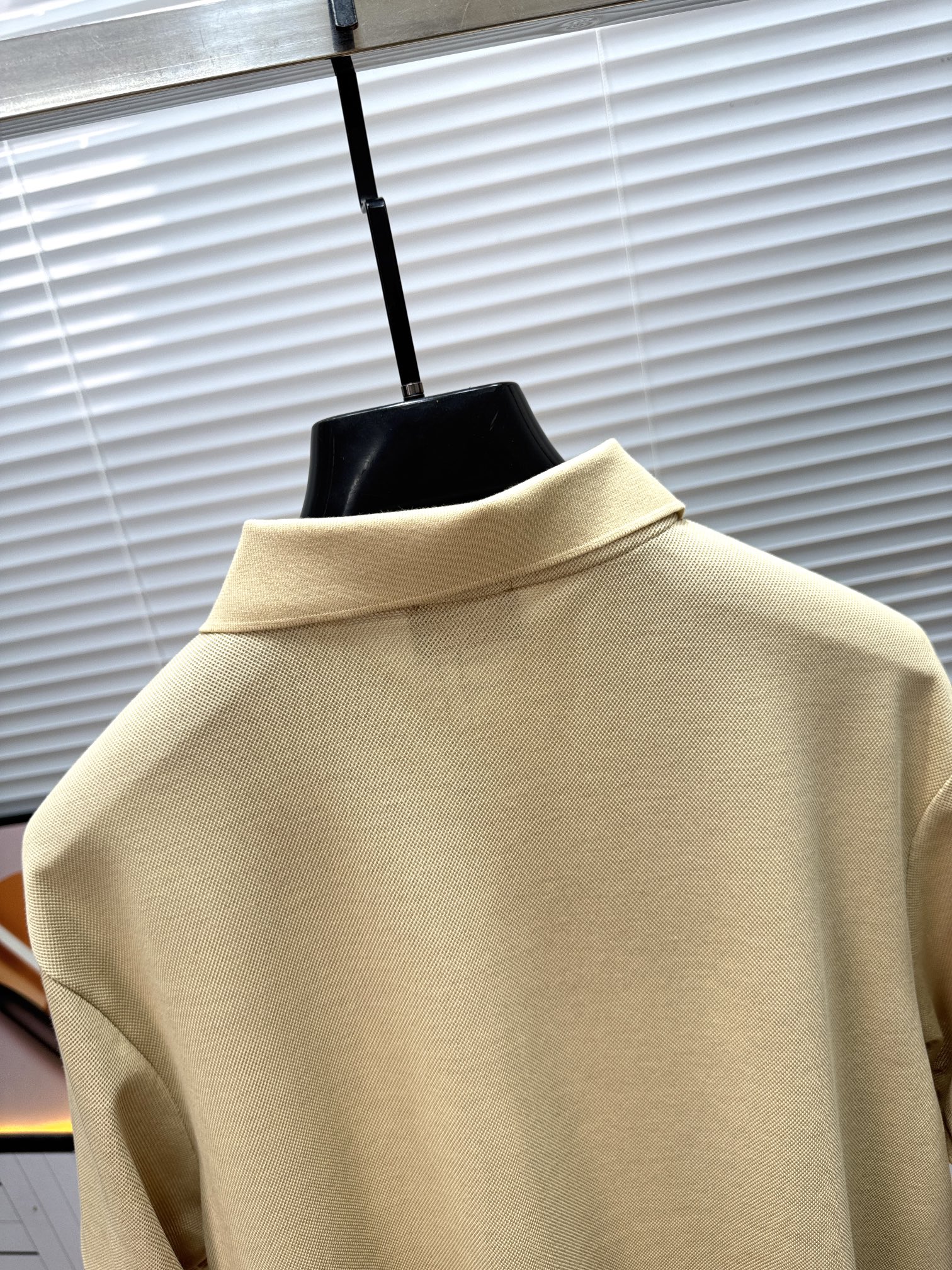 新款上架啦！🌹🌹🌹布里尼奥 26SS 新品起脚翻领短袖。当起脚珠地纹理遇上标志性的织布条纹装饰，一场关于