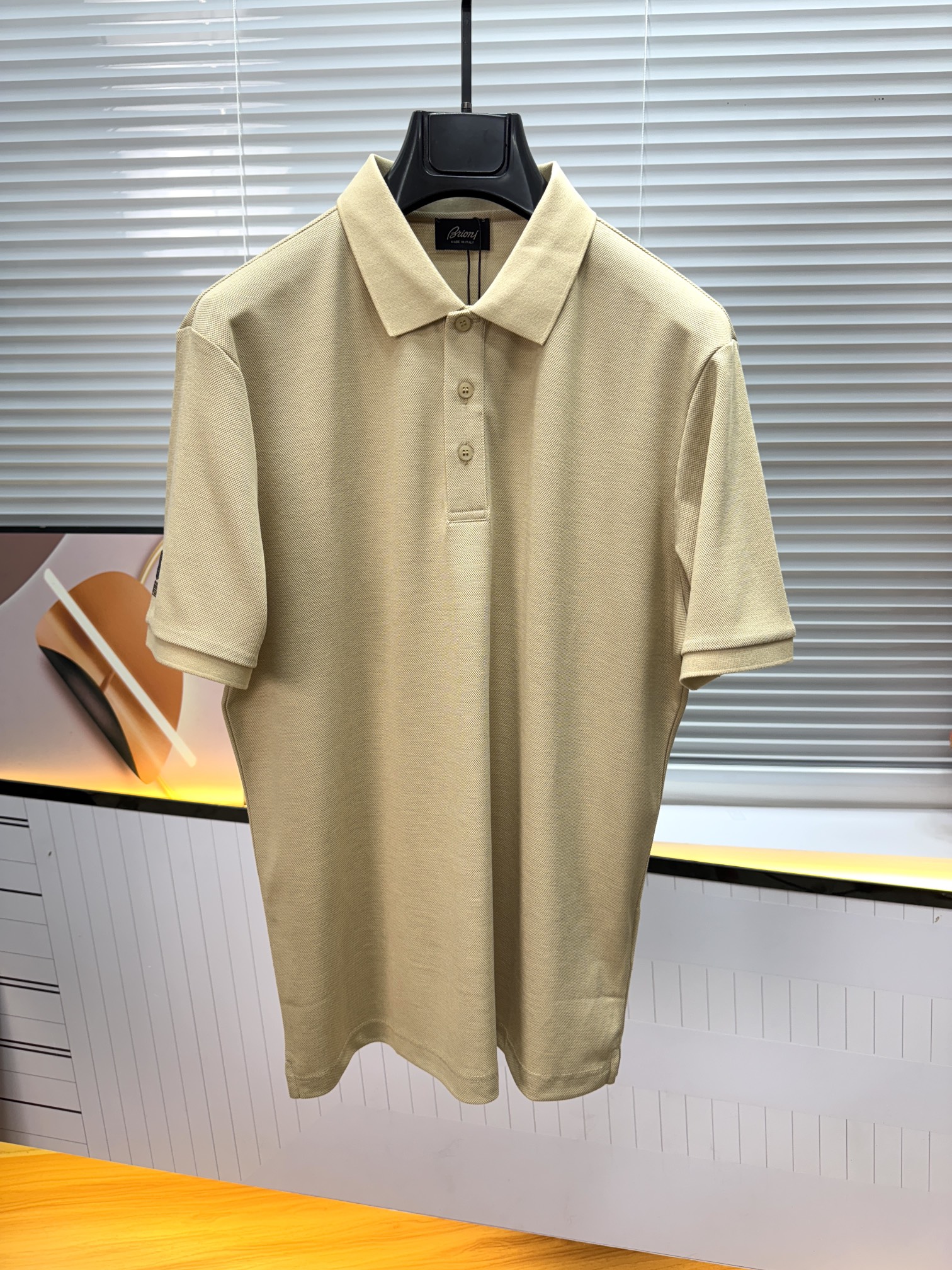 新款上架啦！🌹🌹🌹布里尼奥 26SS 新品起脚翻领短袖。当起脚珠地纹理遇上标志性的织布条纹装饰，一场关于