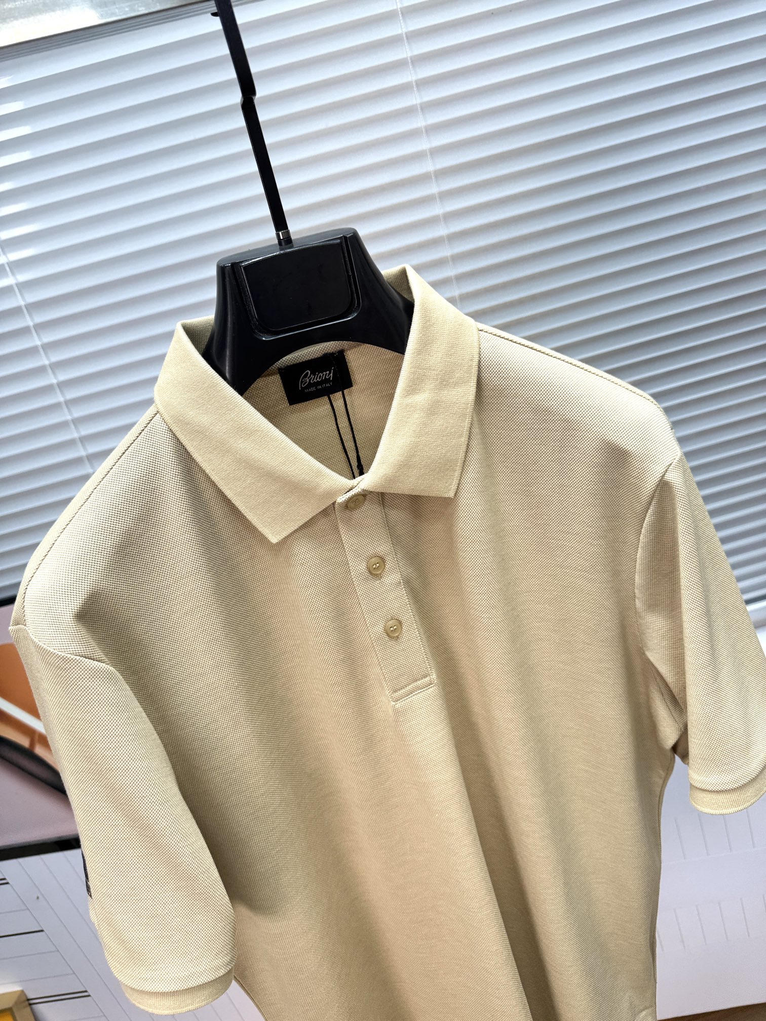 新款上架啦！🌹🌹🌹布里尼奥 26SS 新品起脚翻领短袖。当起脚珠地纹理遇上标志性的织布条纹装饰，一场关于