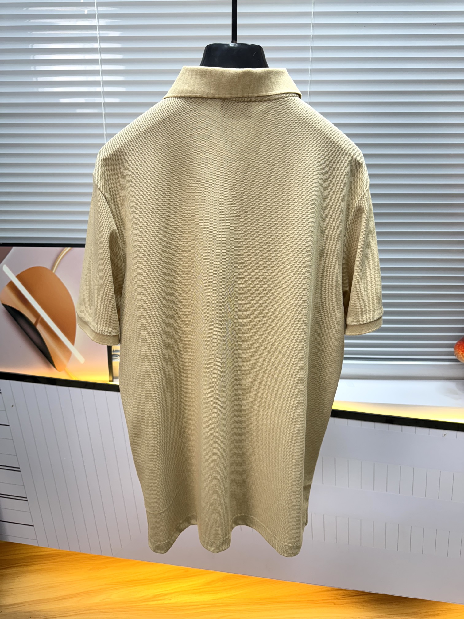 新款上架啦！🌹🌹🌹布里尼奥 26SS 新品起脚翻领短袖。当起脚珠地纹理遇上标志性的织布条纹装饰，一场关于