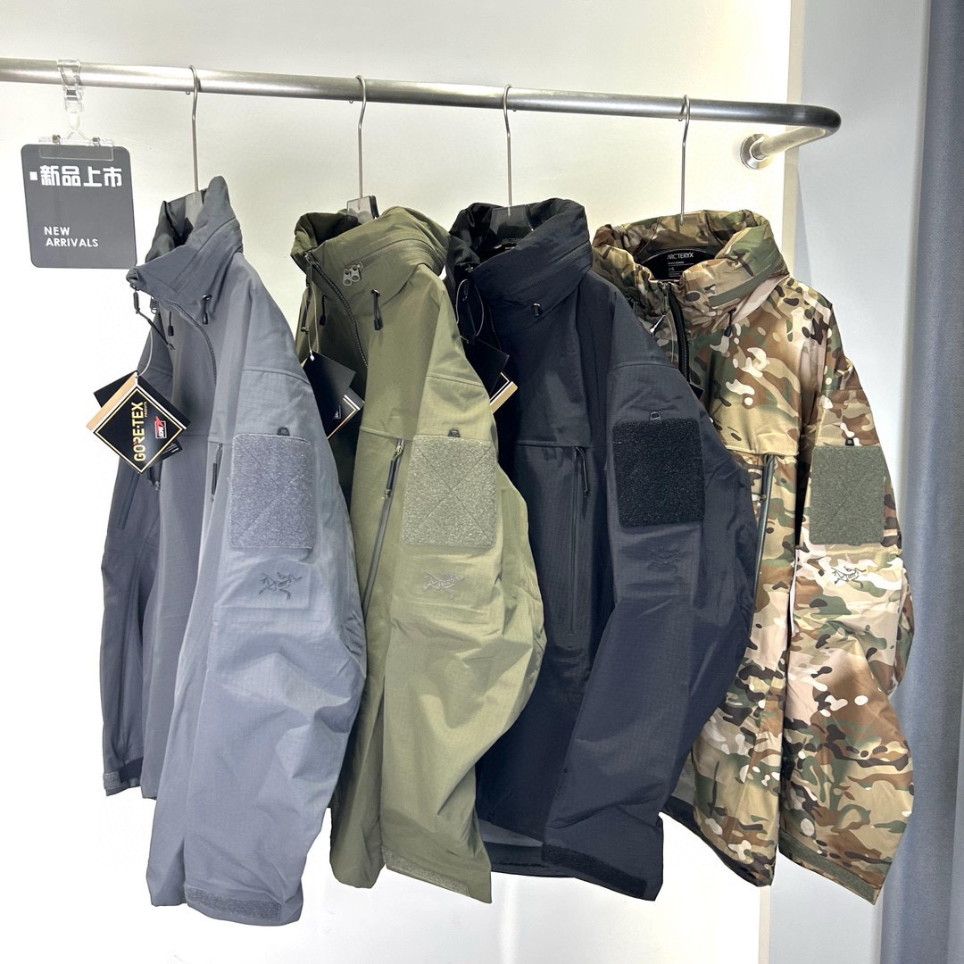 供360  尺码S M L XL
    ARC'TERYX  始祖鸟 leaf alpha GEN2 军鸟冲锋衣 迷彩细节补充 

正品客供货的Gore-Tex防风防水保暖的面料 
成份包括：坯布100%锦纶＋高透白膜＋20d特立可得(锦纶)＋杜邦特氟龙防泼水 这些材质都是咱家面料分析员 用正品分析出来的 专门的事 交给专业的人做 绝对不会错！
一般同行都不了解一件衣服的成分 就在那瞎吹牛 做点牛头不对马嘴的版本 来忽悠客户！

所有细节图 请看实拍 ～ 尽管放大看，让你知道什么叫顶级。 欢迎拿样看版。
顶级刺绣，顶级压胶 ，顶级面料，顶级辅料。
也许价格会劝退很多人，但品质会留下更多的人。
卖一件你就多一个回头客😊

多余的牛逼话 我就不吹了 虽然我们出货比别人慢了一个多月 但是我们的价格绝对是最良心的 我们货的品质 绝对让你满意到尖叫！
收到货 附近有专柜的 你直接穿着进去对比 随意买市面四位数的货来对比 是骡子是马 拉出来溜溜
～
颜色：黑色 迷彩 烟灰 军绿