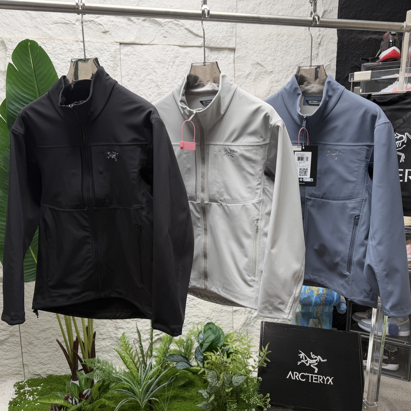 💰290独家臻品
ARC'TERYX / GAMMA MX立领情侣款冲锋衣
始祖鸟JACKET 商务休闲 三色可选
100%放心出门 随意进出任何潮流场合户外全天候系列(essentials) gamma mx软壳加绒冲锋衣常规剪裁
成分:Fortius 2.0 外层:85%锦纶,15%氨纶
内层:94%聚酯纤维,6%氨纶
产 地:越南
重量:485g/565g
产品特征
-Gamma是始祖鸟的通用型软壳产品线,MX表示适用于混合天气,各方面性能都所照顾,没有明显偏重,
-Gamma MX是始祖鸟软壳中的Top Seller,出了名的万金油型产品,属于城市户外兼用的系列,内部有薄抓绒,适合多变天气下的混合活动使用;
-Gamma MX的口袋比较多,正面有两个对称的胸袋,两个插手口
袋,必要时,口袋全打开也能起到辅助散热的作用;老款的左臂
有一个压胶口袋,新款取消了这个设计,整体风格更简约,
-面料经过DWR防水处理,可以短 雨,也有防雪和抗污的效果,透气性比WindStopper好些,不过防风略弱一些,
-防风防水性能以及面料质感都优于同系列的Gamma LT)
颜色 : 黑色 灰色 雾霾蓝
尺码 : S-XXL
S M L XL XXL
衣长68.5 70 71.5 73 73.5
胸围120 123 126 129 131
袖长58 59.5 61 62.5 64