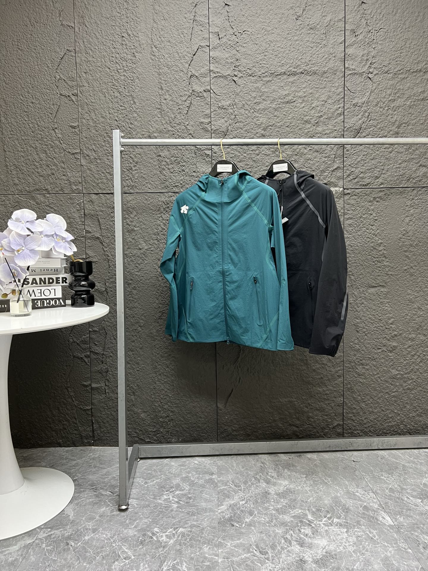 💰300  独家臻品
     彭于晏迪桑特综训系列‼DESCENTE / 迪桑特 TRAINING系列 正面压胶 超声波工艺 纯色法式综训运动健身长袖梭织修身上衣夹克 
男女同款 情侣款 （专柜断货王 一件难求！）
品牌介绍：安踏旗下三箭头之一 热度丝毫不输始祖鸟 迪桑特的品牌名「DESCENTE」取自法语词汇，意为“滑降”。其LOGO的三箭头形式则分别代表的是滑雪运动中的三个重要技巧——“高速直线滑行”、“穿越”和“侧滑”，它代表着迪桑特始于滑雪的品牌基因以及追求卓越与大胆创新的精神
面料介绍：采用TOUGH的面料 具有冷感、超弹、快干和预防紫外线等优点，特别适合户外运动时穿着 日本东丽生产的面料 20+的打样以及生产 只为给你带来完美复刻的感觉
工艺介绍：使用超声波切割以及贴合工艺属于国内首创用在服装生产当中 小厂根本无法生产 整件衣服无线头 边贴合边切割 棱角分明 ！
辅料介绍：1：1的完美复刻 迪桑特专属U型拉链头 每款尺寸都有微调 历经12天开版对比 只为给你带来完美复刻 三联主副吊牌外加合格证 区分成衣压 刺版本 意淫款 水洗三联 ！
胶条介绍：采用进口德国GDX胶条 订做时常30+天 特黑颜色定染 长宽高订做 耗时耗工 只为给你带来完美复刻体验
衣服特点：此款是迪桑特唯一不含 尺码领标 无感领标的一款服饰 尺码请看水洗唛最大后一页 纽扣上是什么尺码就是什么尺码 干净简洁到完美主义者都可以满足！

（温馨提示：以防盗扣进行退换哦）
颜色 : 黑色 法翠色 尺码 : M - XXL
        胸围    袖长     衣长
M     109      86        68.5
L       114     88         70
XL     119     90        71.5
XXL   124     92         75
建议尺码如下：
M（130内）
L  （150内）
XL （180内）
XXL（200内）