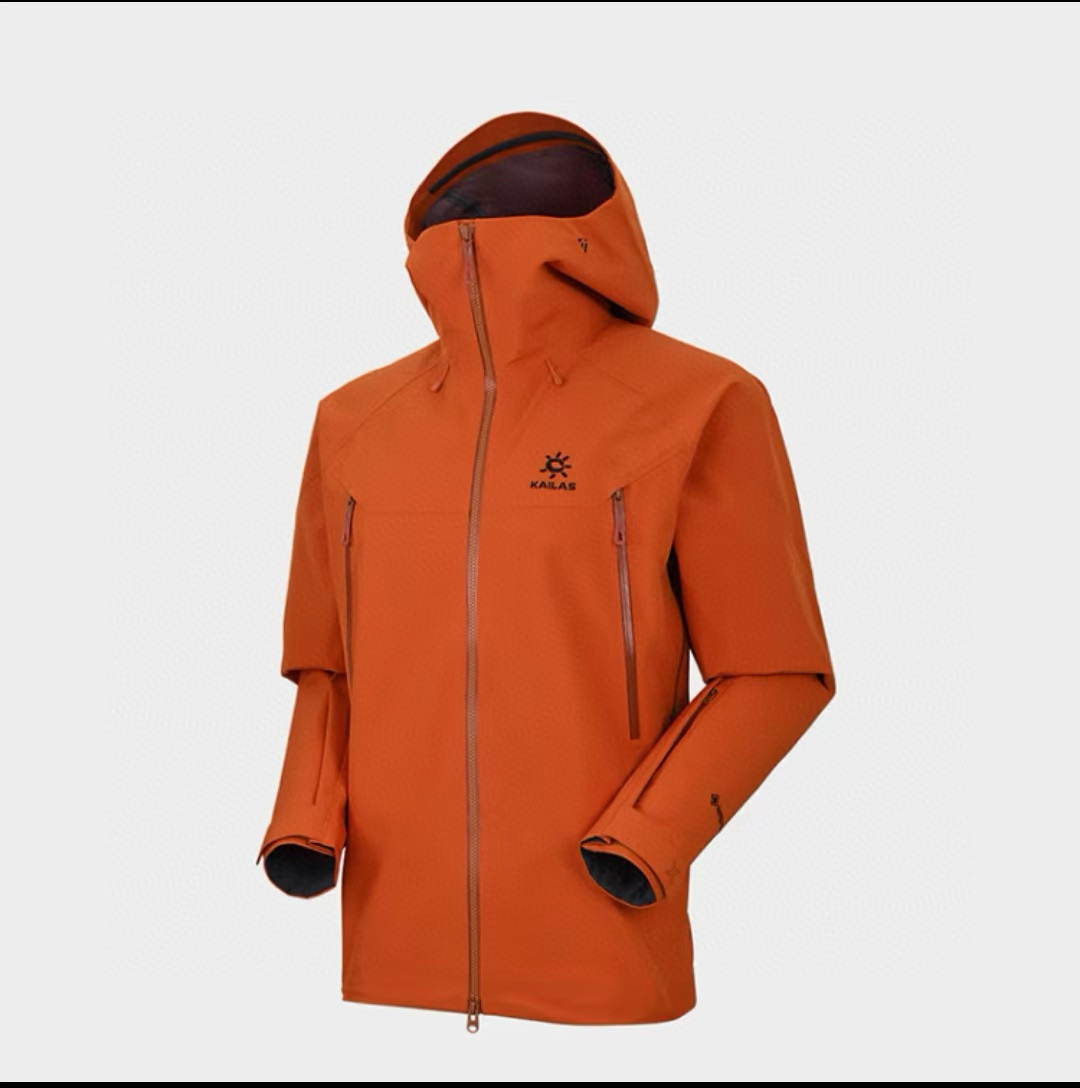 💰380 独家臻品
- 凯乐石KAILAS MONT-X 系列 运动户外全天候硬壳专业防水防风透气登山冲锋衣外套 男女同款 -
热度款 一件难求!凯乐石MONT X,为应对极端突变天气而生。
▪氧化橙很亮眼,终于有一件属于自己的橙色raincoat啦。城市日常也很百搭。
▪硬壳耐磨耐造,袖口、衣内也均设有口袋。腋下拉链更加透气,还有可拆卸防风裙。性能很高。
高开交叉口袋 扩容设计 背负状态下 也能轻松取物!
360°三维风帽 帽随脸动 视野无阻碍 可兼容头盔!
高领设计 增强保暖性 颈部拉链可在运动中快速调节体温!
3D立体剪裁工艺 贴合亚洲人身形更适合登山、滑雪、攀冰等高山活动 令面料更加贴合身体曲线 有效提高了吸湿排汗性能和保暖性能 同时模拟攀登姿势设计 让运动中的身体拥有更多的灵活性 没有任何束缚感!
颜色:绒嵩粉 冰湖绿 氧化橙
尺码:S-XL
号型 插肩袖 胸围 衣长
S 170/92A 79 116 75.5
M 175/96A 81 120 77.5
L 180/100A 83 124 79.5
XL 185/104A 84.5 129 81