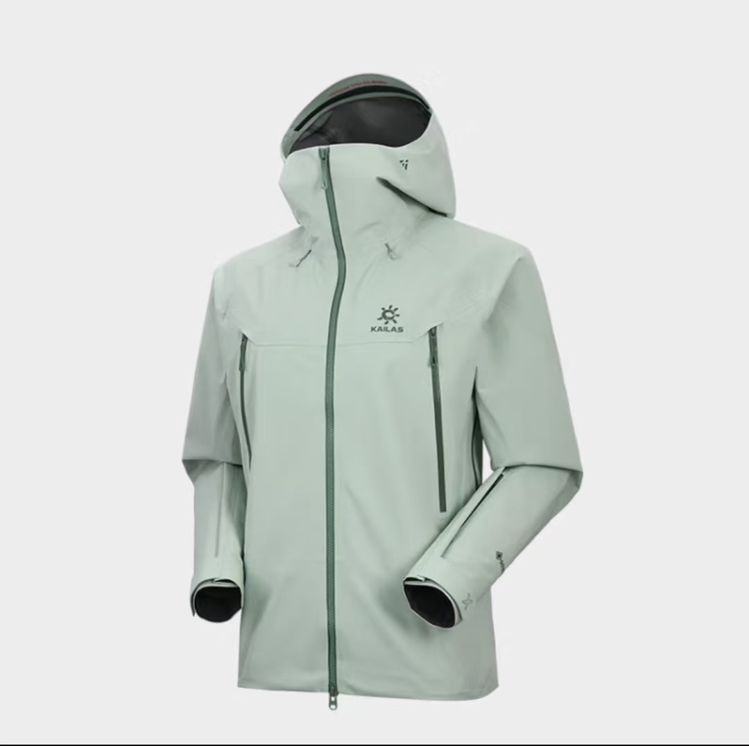 💰380 独家臻品
- 凯乐石KAILAS MONT-X 系列 运动户外全天候硬壳专业防水防风透气登山冲锋衣外套 男女同款 -
热度款 一件难求!凯乐石MONT X,为应对极端突变天气而生。
▪氧化橙很亮眼,终于有一件属于自己的橙色raincoat啦。城市日常也很百搭。
▪硬壳耐磨耐造,袖口、衣内也均设有口袋。腋下拉链更加透气,还有可拆卸防风裙。性能很高。
高开交叉口袋 扩容设计 背负状态下 也能轻松取物!
360°三维风帽 帽随脸动 视野无阻碍 可兼容头盔!
高领设计 增强保暖性 颈部拉链可在运动中快速调节体温!
3D立体剪裁工艺 贴合亚洲人身形更适合登山、滑雪、攀冰等高山活动 令面料更加贴合身体曲线 有效提高了吸湿排汗性能和保暖性能 同时模拟攀登姿势设计 让运动中的身体拥有更多的灵活性 没有任何束缚感!
颜色:绒嵩粉 冰湖绿 氧化橙
尺码:S-XL
号型 插肩袖 胸围 衣长
S 170/92A 79 116 75.5
M 175/96A 81 120 77.5
L 180/100A 83 124 79.5
XL 185/104A 84.5 129 81