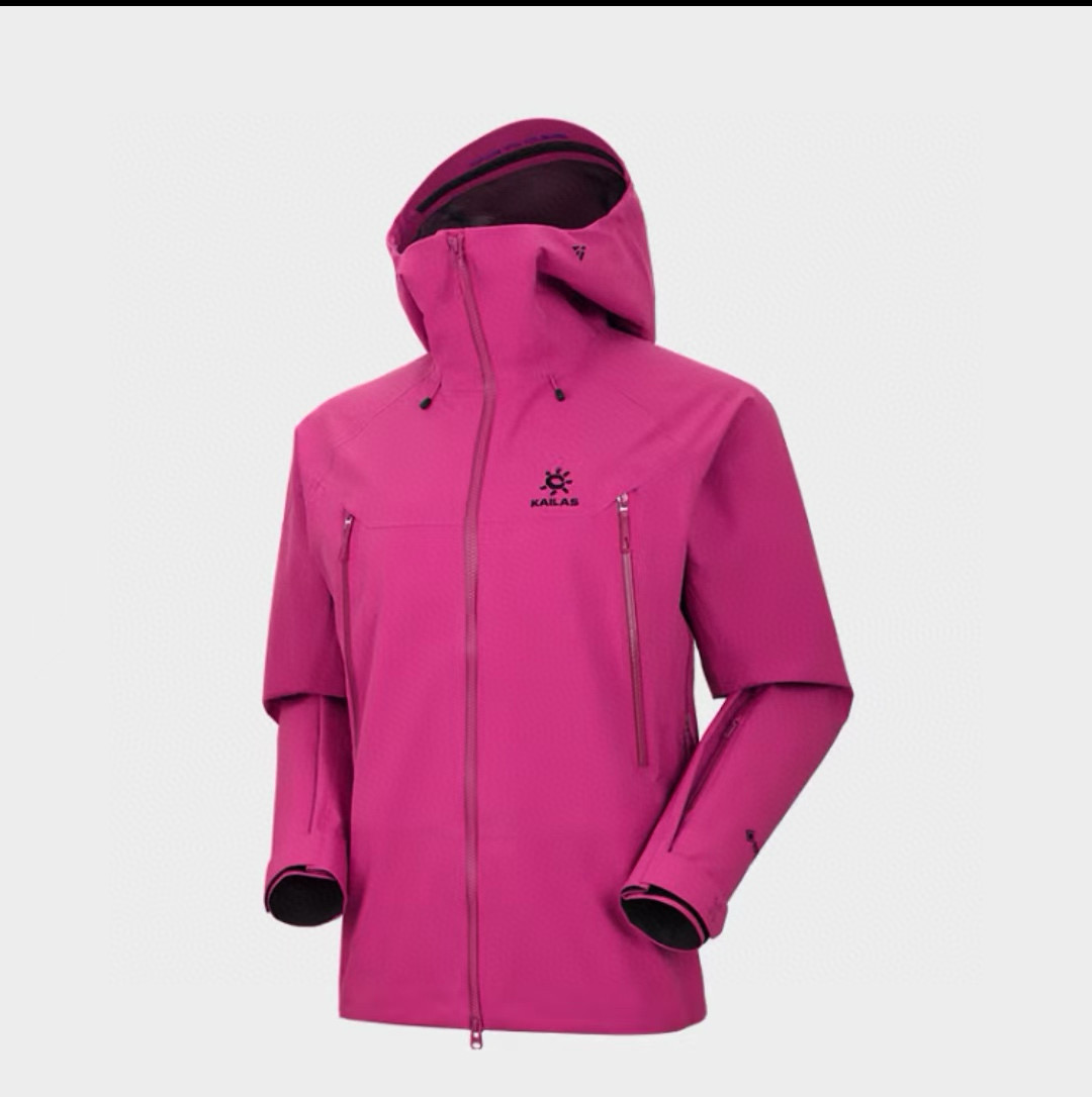 💰380 独家臻品
- 凯乐石KAILAS MONT-X 系列 运动户外全天候硬壳专业防水防风透气登山冲锋衣外套 男女同款 -
热度款 一件难求!凯乐石MONT X,为应对极端突变天气而生。
▪氧化橙很亮眼,终于有一件属于自己的橙色raincoat啦。城市日常也很百搭。
▪硬壳耐磨耐造,袖口、衣内也均设有口袋。腋下拉链更加透气,还有可拆卸防风裙。性能很高。
高开交叉口袋 扩容设计 背负状态下 也能轻松取物!
360°三维风帽 帽随脸动 视野无阻碍 可兼容头盔!
高领设计 增强保暖性 颈部拉链可在运动中快速调节体温!
3D立体剪裁工艺 贴合亚洲人身形更适合登山、滑雪、攀冰等高山活动 令面料更加贴合身体曲线 有效提高了吸湿排汗性能和保暖性能 同时模拟攀登姿势设计 让运动中的身体拥有更多的灵活性 没有任何束缚感!
颜色:绒嵩粉 冰湖绿 氧化橙
尺码:S-XL
号型 插肩袖 胸围 衣长
S 170/92A 79 116 75.5
M 175/96A 81 120 77.5
L 180/100A 83 124 79.5
XL 185/104A 84.5 129 81