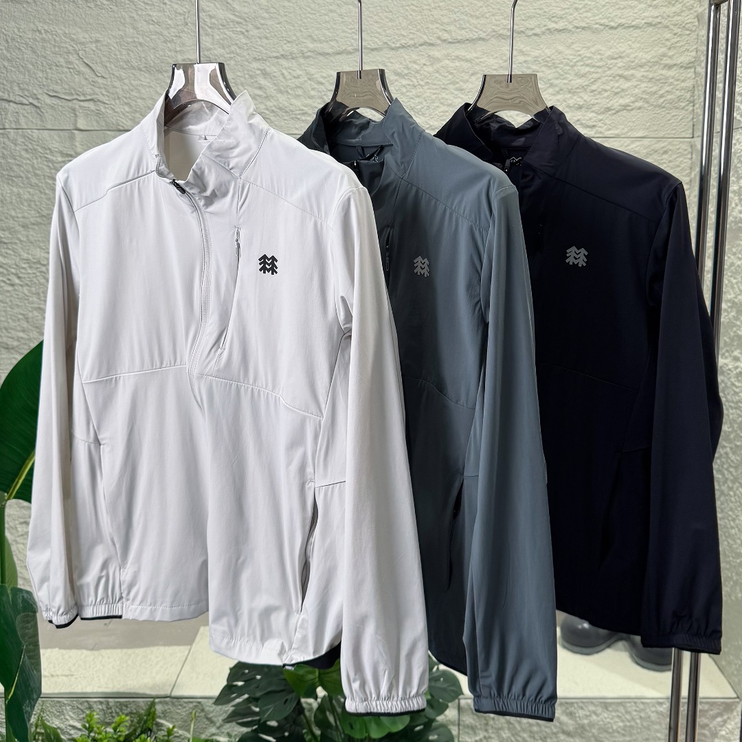 💰145
KOLONSPORT/可隆三色立领轻量男女冰凉感防晒衣情侣款皮肤衣
户外轻量化凉感防晒衣上新🆕 ,小树家专柜同款
采用功能性专业户外防晒型针织材料 88的锦纶和12的氨纶 有非常好的弹性 和防水透气功能 防晒值upf50+不怕晒伤,纵享户外阳光☀️有专业检测报告
弹力接触凉感,缓解体热,轻量御风 ,手腕弹力带收口 ,贴合手腕的同时 提升钻风性能 ,面料弹力十足 透气性高 在运动出汗时 ,减少热量 和粘附感
如果突降小雨还有功能性防水功能
品质面料做工都无敌在线,胸口3d裁片 带有口袋拉链 内里本布包边 下摆处松紧设计 提高穿着舒适性 并且可以不同场合自由调整版型
简约大气风格 情侣款 稳重百搭
颜色: 黑色 灰白 灰绿
尺码:情侣款M-3XL
M肩宽44.5 胸围108 后中长66 袖长61.5 下摆围平量102 建议体重95-115斤左右
L 肩宽46胸围112后中长68袖长63下摆围平量106 建议体重115-135斤左右
XL肩宽47.5胸围116后中长70袖长64.5下摆围平量110 建议体重135-155斤左右
2XL肩宽49胸围120后中长72袖长66下摆围平量114建议体重155-175斤左右
3XL肩宽50.5胸围124后中长74袖长67.5下摆围平量118建议体重175-195斤左右