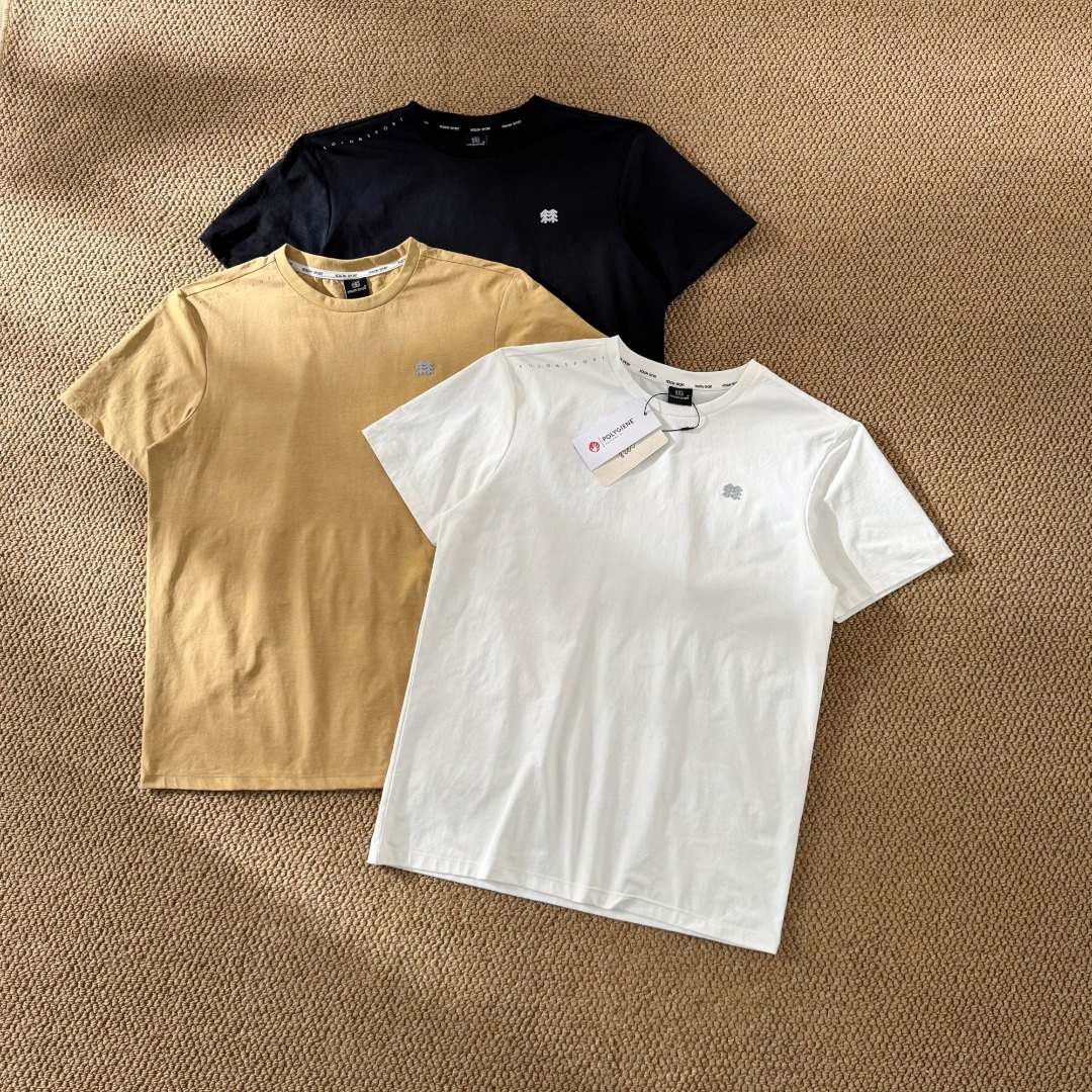KOLON SPORT可隆专柜新款 男女同款SECO圆领短袖速干T恤 运动休闲户外吸湿t恤短袖,夏UPF60+防晒抗菌上衣.KL后字母圆领体恤这款T恤主打功能性与舒适性,简单休闲,体感极度轻盈舒适.精致3D立体压胶logo字母非常的具有立体感! 等大家拿到手之后,可以细细观察,咱们衣服的走线精巧,非常的有质感!面料定织定染高弹速干,不掉色不变形,蓬松有质感. 围绕防晒,速干,吸湿,抗菌等主题功能,由染色厂经过;前处理,染色,功能性处理,功能性定型,等等复杂工艺,严检呈现.防晒指数UPF60+ 高效阻隔UVA/UVB,UVA防护率≥97% UVB防护率≥99%更好地阻隔紫外线,防止晒黑晒老晒红晒伤等紫外线问题.面料还加入特殊干爽纤维,高效吸湿速干,穿着清爽不粘腻.缝制也是精细,检品要求,包装细致,质量极佳.综合整衣特点强力推荐给喜爱户外,崇尚自我的户外人士,为日常通勤及郊外的轻户外活动加衣添彩. 穿着场景:潮流搭配,都市探索,休闲健身,旅游出行等.亲身试穿体感不虚,值得拥有!衣服版型也是主打运动休闲,舒适修身!简单大气,大小适中鲜明又不张扬! 颜色:白色 黑色 姜黄 尺码表 M衣长72胸围110建议100-120斤 L衣长74胸围114建议120-140斤 XL衣长75胸围118建议140-160斤 XXL衣长76胸围122建议160-180斤 3XL衣长77胸围126建议180-200斤
