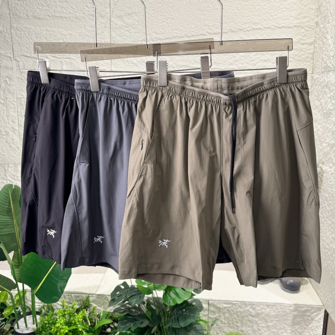 💰105 独家臻品
   始祖鸟Aptin Short轻便耐磨全压胶运动短裤 男女同款冰凉户外运动与日常穿搭的理想之选
1. 颠覆性科技面料速干压胶五分裤
   - 采用87%锦纶+13%氨纶定制原版科技面料，经强防水工艺处理，兼具防水、透气、耐磨特性，里料为100%聚酯纤维，亲肤透气不闷汗，运动中保持干爽舒适。  

2. 人体工学立体剪裁
   - 腰部采用宽面橡筋+抽绳调节设计，贴合不同腰围需求，运动中稳固不滑动；裆部整幅贴布拼接，大幅提升活动自由度，适合跑步、骑行等高强度运动。  
   - 裤腿底摆流畅无衔接，丝滑质感减少摩擦，搭配9英寸内缝长度（参考同类产品），覆盖到位不束缚动作。  

3. 多功能实用细节
   - 压胶工艺口袋：双侧口袋+隐形拉链侧袋，内衬定制网眼面料防起球，分隔设计可安全收纳钥匙、卡片、耳机等小物，运动中不易掉落。  
   - 轻量化设计：整裤仅重约100克（参考同品牌短裤数据），轻若无物，适合夏季徒步、健身房训练等多场景。  

🔥 适用场景： 
- 户外运动：徒步、越野跑、骑行，应对复杂地形与天气变化；  
- 日常休闲：简约纯色设计搭配都市穿搭，商务休闲两不误；  
- 健身房训练：高弹面料支持大幅动作，吸湿排汗保持清爽。
 
颜色：石墨灰 油雾绿 青黑

尺码：S-XL  
卡码  腰围   臀围	 裤长 （建议体重）	
S	   73     106	 48	  （100-130）
M        76	     110	  49    （135-150）
L	   80      115	 50	   （155-170）
XL	  84	     120	  52	   （170-190）