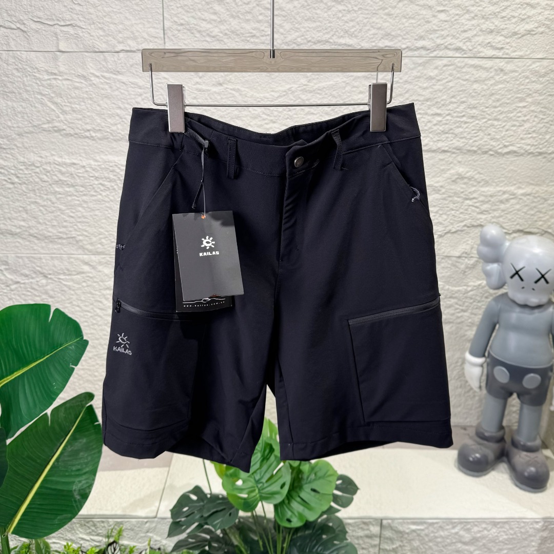 横扫山野,无惧挑战!凯乐石KAILAS T10-X软壳短裤,户外徒步的「全能战甲」! 🌟【硬核性能,征服户外】男女同款速干压胶五分裤中裤情侣裤 ✅Cordura高密度尼龙面料——耐磨指数飙升!荆棘灌木、砂石岩壁,刮擦不破,陪你硬刚崎岖地形! ✅WindWall防风科技——山间骤风?晨露寒凉?瞬间锁温不灌风,轻盈保暖不闷汗! ✅四向弹力软壳——高抬腿攀岩、大跨步溯溪,动态剪裁+超弹面料,动作再野也自由! 🛠️【细节狂魔,专业设计】 ▶️立体工装裤型:膝部3D立体裁剪,蹲跳跑跨零束缚 ▶️战术级多功能口袋:侧边拉链防盗袋+后幅隐藏收纳仓,手机/指南针/能量胶随手取 ▶️可调节弹性腰头:暴汗腰围不变形,兼容腰带扣设计,负重徒步更稳当 🌿【一裤多穿,场景全开】 徒步穿越 | 山地骑行 | 城市轻户外 | 露营钓鱼 | 日常通勤 从荒野到街头,机能颜值双在线!狙击潮流审美! 颜色:黑色 裤长:50 51 52 53 臀围:100 104 108 112 腰围:78 82 86 90