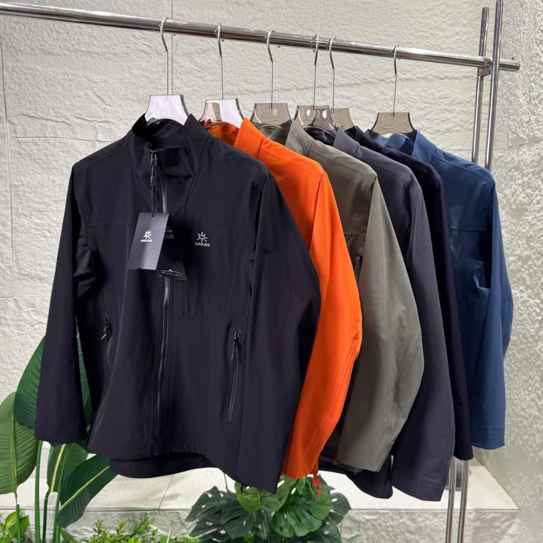 💰235 独家臻品
太阳KAILAS凯乐石M8IC全压胶防水软壳男女同款立领夹克情侣薄款皮肤衣防晒服
健身运动徒步穿越弹力防风外套男立领软壳衣外套 防风防泼弹力户外登山徒步穿越男款功能特点:
·这是一款专为徒步穿越设计的运动软壳,综合性能出色,防风耐造,轻松应对必林、岩石环境
#内里全压胶设计
#最新科技面料1:1
·采用防风防泼面料,拥有足够的强度和耐久性,良好的抗风性和拒水性,同时弹力透气,提升运动舒适感·3D弯袖设计、腋下一片式剪裁,全维度提高活动性能·版型合体舒适,立领设计轻松搭配城市日常与轻户外穿着
六色颜色:黑色 藏青 橙色 绿色 水泥灰 雾霾蓝
尺码:S-XXL
胸围 袖长 衣长
S 120 58 68.5
M 123 59.5 70
L 126 61 71.5
XL 129 62.5 73
XXL 131 64 73.5