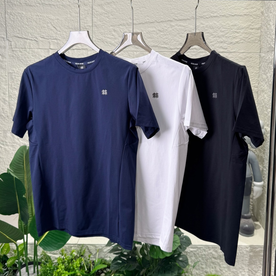KOLON SPORT/可隆专柜新款 男女同款SECO圆领短袖速干T恤 运动休闲户外吸湿t恤短袖,夏UPF50+防晒抗菌上衣.KL后字母圆领体恤这款T恤主打功能性与舒适性,简单休闲,体感极度轻盈舒适.精致3D立体压胶logo字母非常的具有立体感!等大家拿到手之后,可以细细观察,咱们衣服的走线精巧,非常的有质感!面料定织定染高弹速干,不掉色不变形,蓬松有质感. 围绕防晒,速干,吸湿,抗菌等主题功能,由染色厂经过;前处理,染色,功能性处理,功能性定型,等等复杂工艺,严检呈现.防晒指数UPF50+ 高效阻隔UVA/UVB,UVA防护率≥97% UVB防护率≥99%更好地阻隔紫外线,防止晒黑晒老晒红晒伤等紫外线问题.面料还加入特殊干爽纤维,高效吸湿速干,穿着清爽不粘腻.缝制也是精细,检品要求,包装细致,质量极佳.综合整衣特点强力推荐给喜爱户外,崇尚自我的户外人士,为日常通勤及郊外的轻户外活动加衣添彩.穿着场景:潮流搭配,都市探索,休闲健身,旅游出行等.亲身试穿体感不虚,值得拥有!衣服版型也是主打运动休闲,舒适修身!简单大气,大小适中鲜明又不张扬! 颜色:白色/黑色/藏青 尺码表 M衣长69胸围49袖长22建议120斤左右 L衣长71胸围51袖长23建议140斤左右 XL衣长73胸围53袖长24建议160斤左右 XXL衣长75胸围55袖长25建议180斤左右
