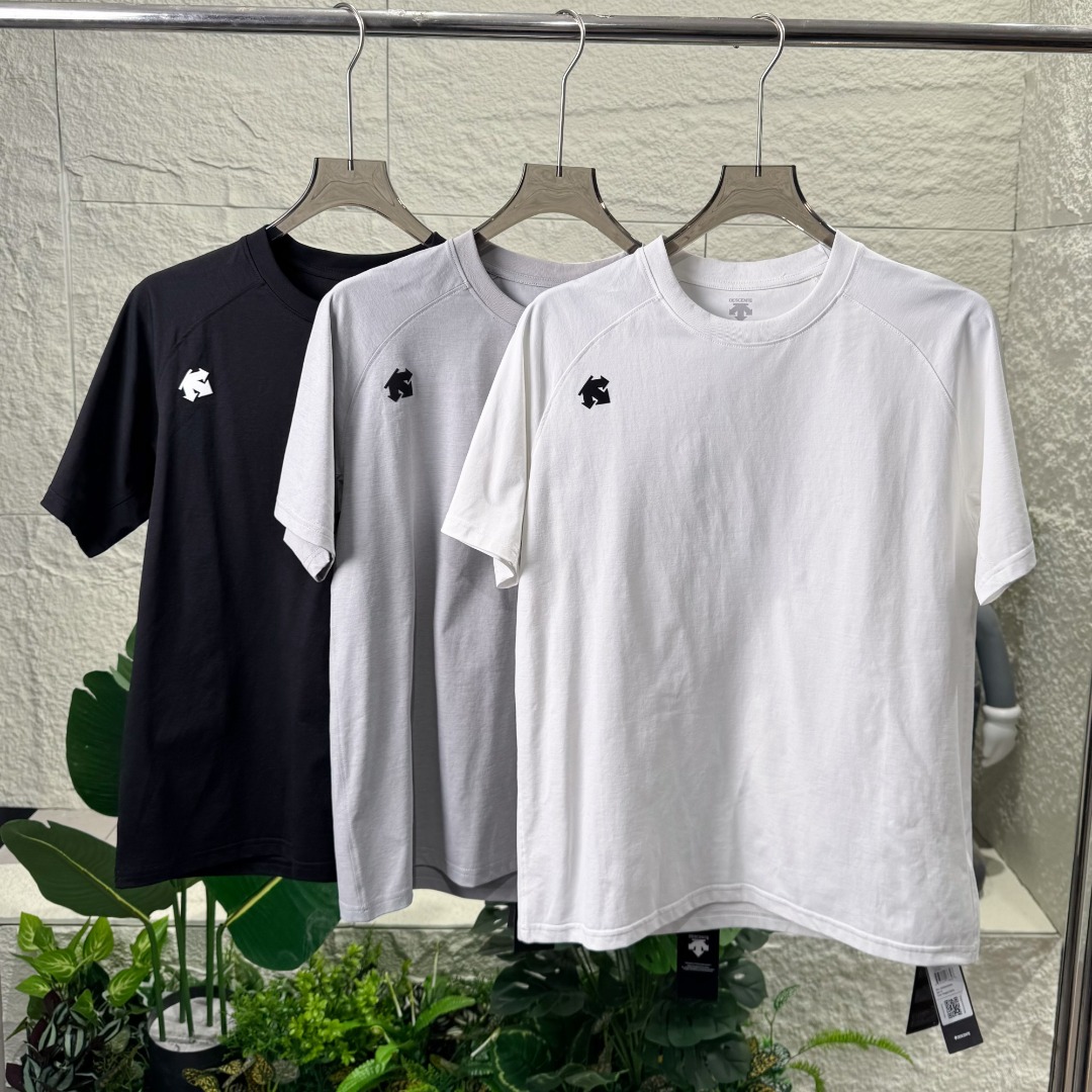 💰95
     DESCENTE / 迪桑特25年新款速干 功能款短袖T恤
1：1订制迪桑特官网面料，瞬吸汗滴，极速扩散蒸发，并且单向导湿，清爽散热，防蚊防晒，检测报告已出
      官网同款  清香+防蚊+防晒+吸湿+舒爽+抗皱 自带苹果香可高达水洗50次.....经典系列之作，立体拼接裁剪,运动休闲必选款式
整体设计简约且百搭，做工精细，超高性价比上身柔软挺括
颜色 : 黑色  白色 灰色
尺码:  M-2XL
尺码 : 衣长    胸围    肩宽
  M      70       105      47
   L      72       110      49
  XL     74       115      51
 XXL   76       120      53
（手工测量，误差1-2cm）