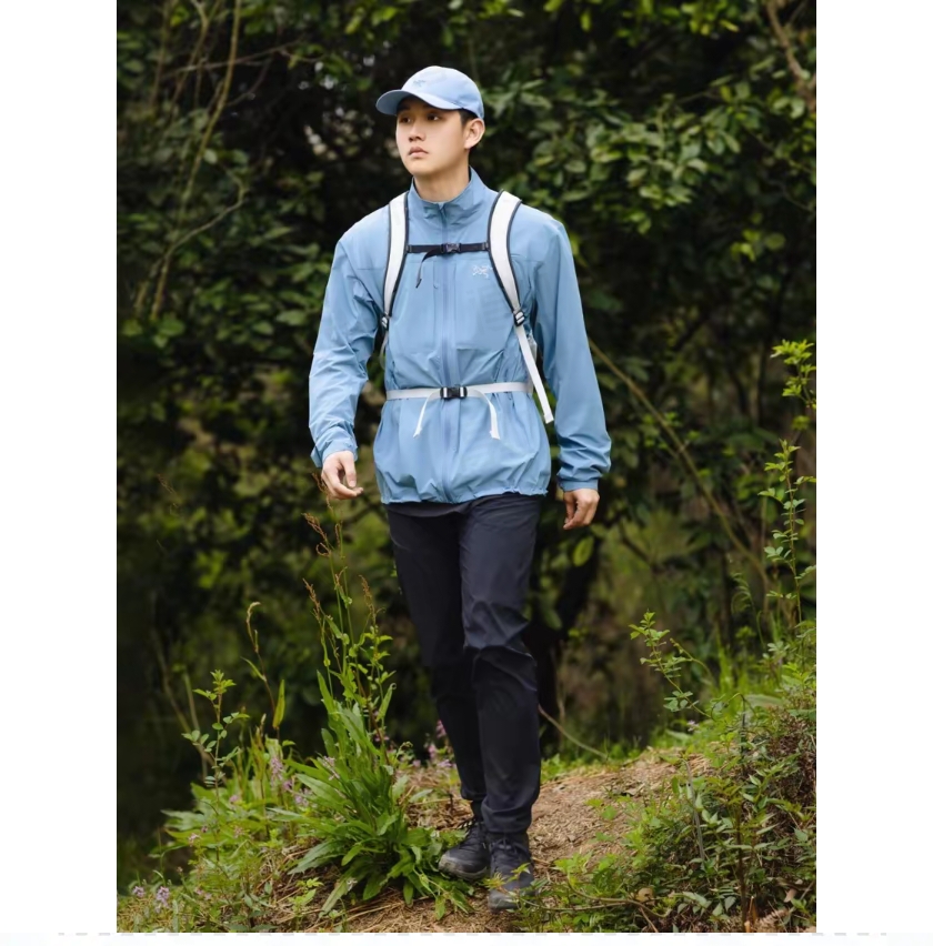 独家臻品 ARCTERYX 始祖鸟Gamma Lightweight 情侣款纯色立领软壳轻薄户外防风防晒夹克外套 Gamma SL/升级版刺绣标Arcteryx Gamma LightWeight Hoody 全新改款设计 胸前口袋跟mx对齐!防风防泼水,UPF防晒50 % 春夏秋季轻透气软壳!面料轻薄春夏秋可穿! 徒步旅行可以是一次轻松的漫步,可以是一次前往偏远湖泊的旅行,也可以是一次登山或滑雪之旅的开端.无论是哪种徒步旅行,你都需要一款能适应多变微气候和天气的防护服.这款Gamma LightWeight 连帽衣就能满足这样的需求.其轻薄耐久的FortiusTM1.0双层组织面料具有四向弹力,且防风、防水、防晒.透气.拼接的修身剪裁和高效设计简洁. Gamma LightWeight是Gamma软壳外套系列中薄的款式,面料四维弹力,防风防小雨,UPF防晒50 % 轻薄透气,适合春夏穿着. 颜色:黑色 琢石蓝 球藻绿 肩宽49 胸围108 衣长72 袖长62(125-140斤) M肩宽50 胸围112 衣长73 袖长63 (140-155斤) L肩宽51 胸围116 衣长74 袖长64 (155-170斤) XL肩宽52 胸围120 衣长74 袖长64(170-185斤) XXL肩宽53 胸围124 衣长75 袖长65(185-200斤)