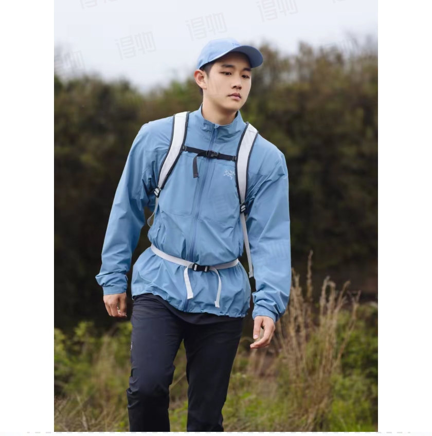独家臻品 ARCTERYX 始祖鸟Gamma Lightweight 情侣款纯色立领软壳轻薄户外防风防晒夹克外套 Gamma SL/升级版刺绣标Arcteryx Gamma LightWeight Hoody 全新改款设计 胸前口袋跟mx对齐!防风防泼水,UPF防晒50 % 春夏秋季轻透气软壳!面料轻薄春夏秋可穿! 徒步旅行可以是一次轻松的漫步,可以是一次前往偏远湖泊的旅行,也可以是一次登山或滑雪之旅的开端.无论是哪种徒步旅行,你都需要一款能适应多变微气候和天气的防护服.这款Gamma LightWeight 连帽衣就能满足这样的需求.其轻薄耐久的FortiusTM1.0双层组织面料具有四向弹力,且防风、防水、防晒.透气.拼接的修身剪裁和高效设计简洁. Gamma LightWeight是Gamma软壳外套系列中薄的款式,面料四维弹力,防风防小雨,UPF防晒50 % 轻薄透气,适合春夏穿着. 颜色:黑色 琢石蓝 球藻绿 肩宽49 胸围108 衣长72 袖长62(125-140斤) M肩宽50 胸围112 衣长73 袖长63 (140-155斤) L肩宽51 胸围116 衣长74 袖长64 (155-170斤) XL肩宽52 胸围120 衣长74 袖长64(170-185斤) XXL肩宽53 胸围124 衣长75 袖长65(185-200斤)