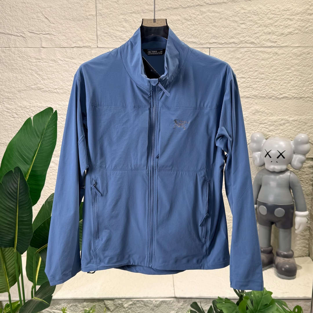 独家臻品 ARCTERYX 始祖鸟Gamma Lightweight 情侣款纯色立领软壳轻薄户外防风防晒夹克外套男女皮肤衣 Gamma SL/升级版刺绣标Arcteryx Gamma LightWeight Hoody 全新改款设计 胸前口袋跟mx对齐!防风防泼水,UPF防晒50 % 春夏秋季轻透气软壳!面料轻薄春夏秋可穿! 徒步旅行可以是一次轻松的漫步,可以是一次前往偏远湖泊的旅行,也可以是一次登山或滑雪之旅的开端.无论是哪种徒步旅行,你都需要一款能适应多变微气候和天气的防护服.这款Gamma LightWeight 连帽衣就能满足这样的需求.其轻薄耐久的FortiusTM1.0双层组织面料具有四向弹力,且防风、防水、防晒.透气.拼接的修身剪裁和高效设计简洁. Gamma LightWeight是Gamma软壳外套系列中薄的款式,面料四维弹力,防风防小雨,UPF防晒50 % 轻薄透气,适合春夏穿着. 颜色:黑色 琢石蓝 球藻绿 肩宽49 胸围108 衣长72 袖长62(125-140斤) M肩宽50 胸围112 衣长73 袖长63 (140-155斤) L肩宽51 胸围116 衣长74 袖长64 (155-170斤) XL肩宽52 胸围120 衣长74 袖长64(170-185斤) XXL肩宽53 胸围124 衣长75 袖长65(185-200斤)