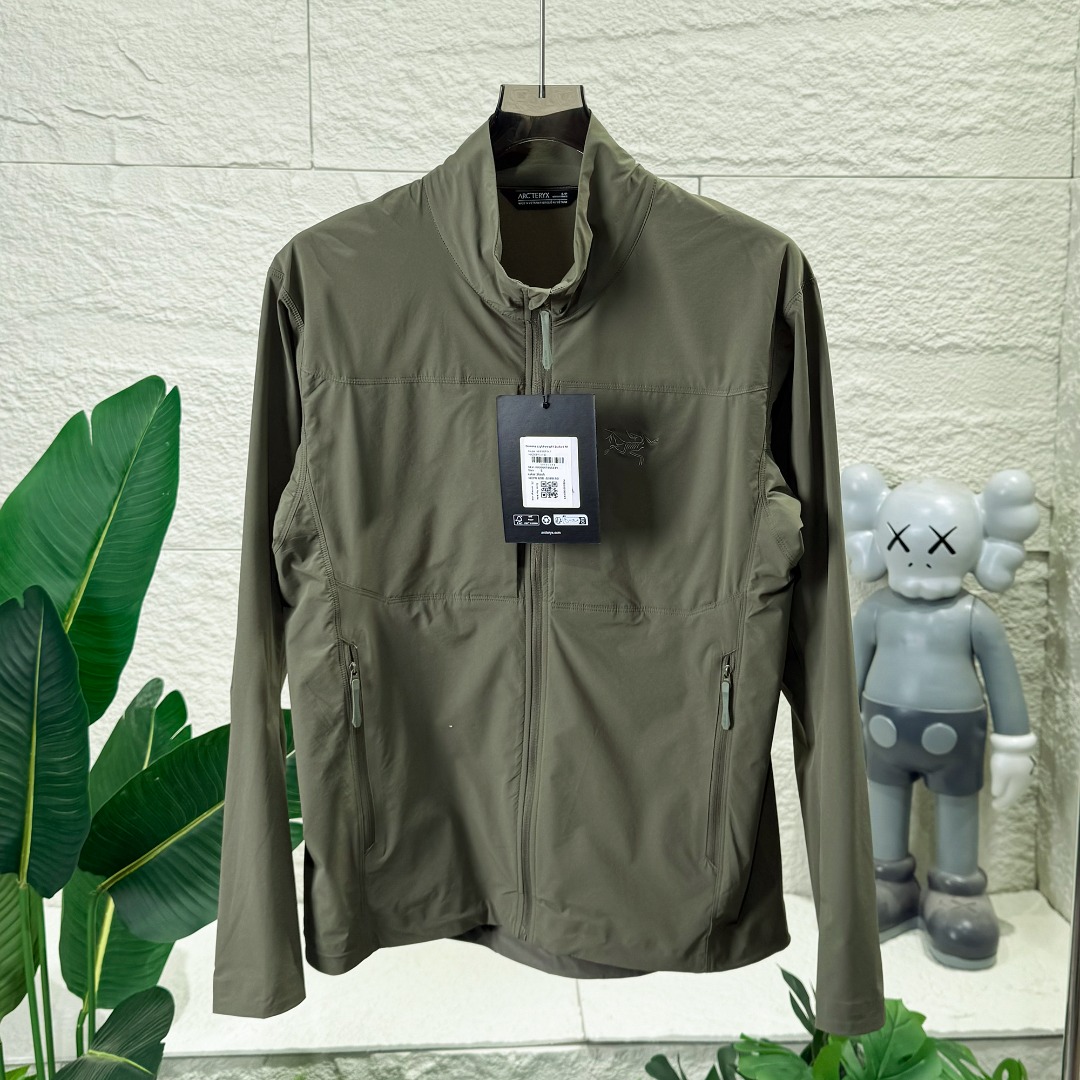 独家臻品 ARCTERYX 始祖鸟Gamma Lightweight 情侣款纯色立领软壳轻薄户外防风防晒夹克外套男女皮肤衣 Gamma SL/升级版刺绣标Arcteryx Gamma LightWeight Hoody 全新改款设计 胸前口袋跟mx对齐!防风防泼水,UPF防晒50 % 春夏秋季轻透气软壳!面料轻薄春夏秋可穿! 徒步旅行可以是一次轻松的漫步,可以是一次前往偏远湖泊的旅行,也可以是一次登山或滑雪之旅的开端.无论是哪种徒步旅行,你都需要一款能适应多变微气候和天气的防护服.这款Gamma LightWeight 连帽衣就能满足这样的需求.其轻薄耐久的FortiusTM1.0双层组织面料具有四向弹力,且防风、防水、防晒.透气.拼接的修身剪裁和高效设计简洁. Gamma LightWeight是Gamma软壳外套系列中薄的款式,面料四维弹力,防风防小雨,UPF防晒50 % 轻薄透气,适合春夏穿着. 颜色:黑色 琢石蓝 球藻绿 肩宽49 胸围108 衣长72 袖长62(125-140斤) M肩宽50 胸围112 衣长73 袖长63 (140-155斤) L肩宽51 胸围116 衣长74 袖长64 (155-170斤) XL肩宽52 胸围120 衣长74 袖长64(170-185斤) XXL肩宽53 胸围124 衣长75 袖长65(185-200斤)