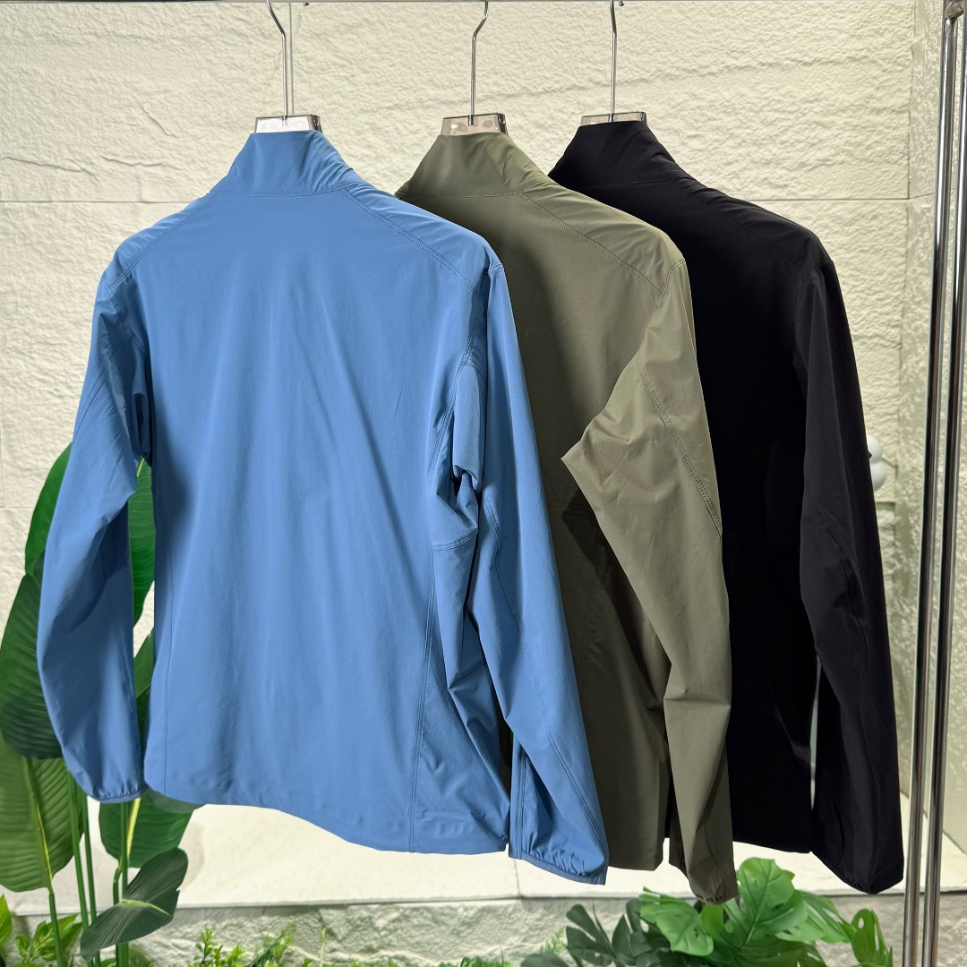 独家臻品 ARCTERYX 始祖鸟Gamma Lightweight 情侣款纯色立领软壳轻薄户外防风防晒夹克外套男女皮肤衣 Gamma SL/升级版刺绣标Arcteryx Gamma LightWeight Hoody 全新改款设计 胸前口袋跟mx对齐!防风防泼水,UPF防晒50 % 春夏秋季轻透气软壳!面料轻薄春夏秋可穿! 徒步旅行可以是一次轻松的漫步,可以是一次前往偏远湖泊的旅行,也可以是一次登山或滑雪之旅的开端.无论是哪种徒步旅行,你都需要一款能适应多变微气候和天气的防护服.这款Gamma LightWeight 连帽衣就能满足这样的需求.其轻薄耐久的FortiusTM1.0双层组织面料具有四向弹力,且防风、防水、防晒.透气.拼接的修身剪裁和高效设计简洁. Gamma LightWeight是Gamma软壳外套系列中薄的款式,面料四维弹力,防风防小雨,UPF防晒50 % 轻薄透气,适合春夏穿着. 颜色:黑色 琢石蓝 球藻绿 肩宽49 胸围108 衣长72 袖长62(125-140斤) M肩宽50 胸围112 衣长73 袖长63 (140-155斤) L肩宽51 胸围116 衣长74 袖长64 (155-170斤) XL肩宽52 胸围120 衣长74 袖长64(170-185斤) XXL肩宽53 胸围124 衣长75 袖长65(185-200斤)