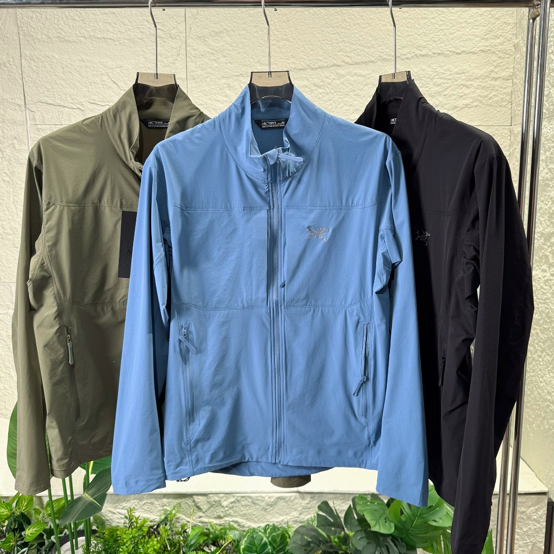 独家臻品 ARCTERYX 始祖鸟Gamma Lightweight 情侣款纯色立领软壳轻薄户外防风防晒夹克外套男女皮肤衣 Gamma SL/升级版刺绣标Arcteryx Gamma LightWeight Hoody 全新改款设计 胸前口袋跟mx对齐!防风防泼水,UPF防晒50 % 春夏秋季轻透气软壳!面料轻薄春夏秋可穿! 徒步旅行可以是一次轻松的漫步,可以是一次前往偏远湖泊的旅行,也可以是一次登山或滑雪之旅的开端.无论是哪种徒步旅行,你都需要一款能适应多变微气候和天气的防护服.这款Gamma LightWeight 连帽衣就能满足这样的需求.其轻薄耐久的FortiusTM1.0双层组织面料具有四向弹力,且防风、防水、防晒.透气.拼接的修身剪裁和高效设计简洁. Gamma LightWeight是Gamma软壳外套系列中薄的款式,面料四维弹力,防风防小雨,UPF防晒50 % 轻薄透气,适合春夏穿着. 颜色:黑色 琢石蓝 球藻绿 肩宽49 胸围108 衣长72 袖长62(125-140斤) M肩宽50 胸围112 衣长73 袖长63 (140-155斤) L肩宽51 胸围116 衣长74 袖长64 (155-170斤) XL肩宽52 胸围120 衣长74 袖长64(170-185斤) XXL肩宽53 胸围124 衣长75 袖长65(185-200斤)