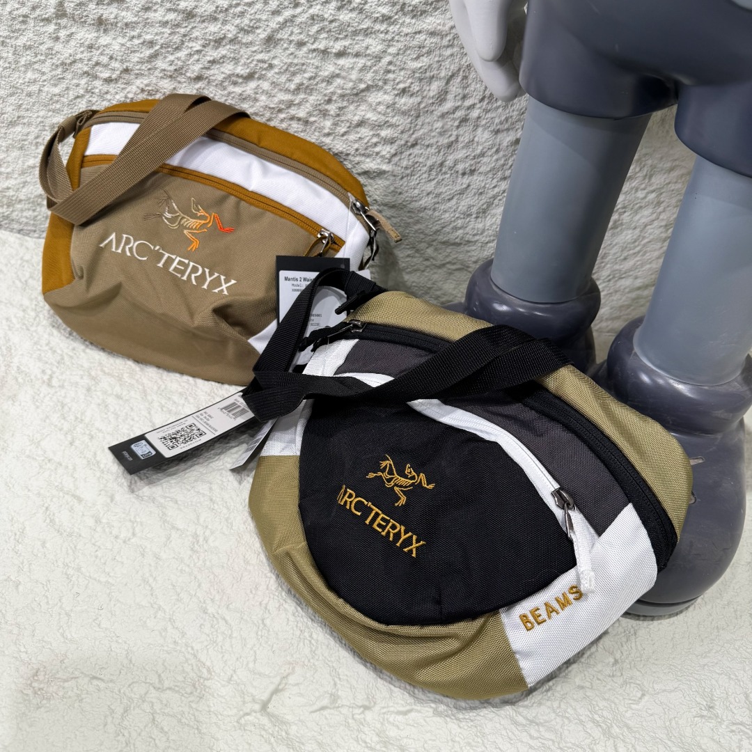 💰115 顶级版本
始祖鸟 𝘼𝙍𝘾‘𝙏𝙀𝙍𝙔𝙓 x Beam联名 挎包情侣款胸包男女同款斜挎包单肩包
户外轻巧便捷运动包单肩包 胸包 斜挎包,轻便密实耐磨!实用性满满!
功能性很强很适合长时间佩戴,不勒肩 无压迫感🔥大表姐同款,巨能装 超级实用的小包 拉链配色也好看🍃面料是进口双股尼龙面料。
ㅤ这款一直都是荣登门市销售王的Mantis系列,真的超级好用,可当作小型腰包或肩背包,方便携带取物开口也非常优秀
尺寸:26-20cm
配色:纯黑色 卡其拼白 黑拼灰色 卡其拼灰色
百搭四色~男女均可