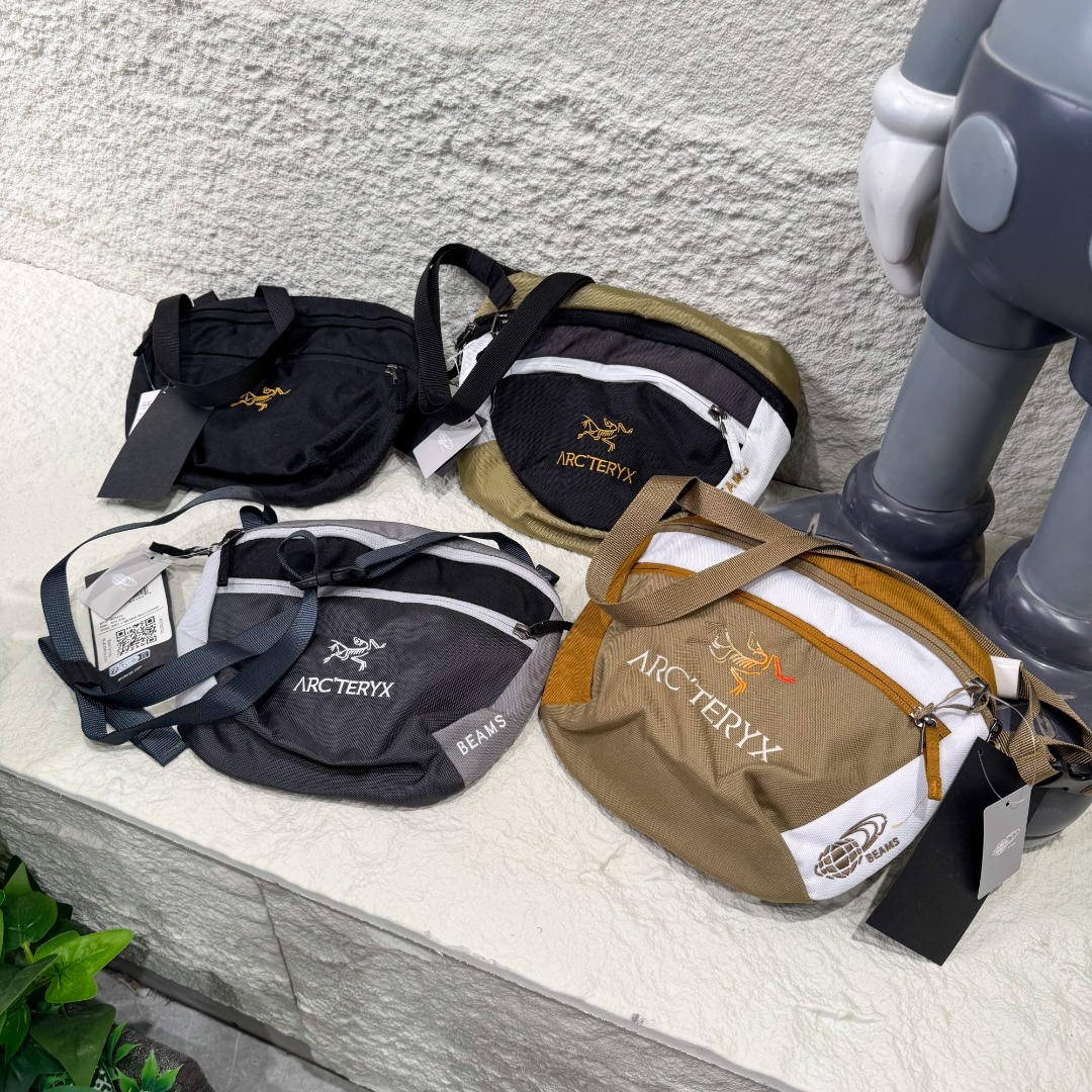 💰115 顶级版本
始祖鸟 𝘼𝙍𝘾‘𝙏𝙀𝙍𝙔𝙓 x Beam联名 挎包情侣款胸包男女同款斜挎包单肩包
户外轻巧便捷运动包单肩包 胸包 斜挎包,轻便密实耐磨!实用性满满!
功能性很强很适合长时间佩戴,不勒肩 无压迫感🔥大表姐同款,巨能装 超级实用的小包 拉链配色也好看🍃面料是进口双股尼龙面料。
ㅤ这款一直都是荣登门市销售王的Mantis系列,真的超级好用,可当作小型腰包或肩背包,方便携带取物开口也非常优秀
尺寸:26-20cm
配色:纯黑色 卡其拼白 黑拼灰色 卡其拼灰色
百搭四色~男女均可