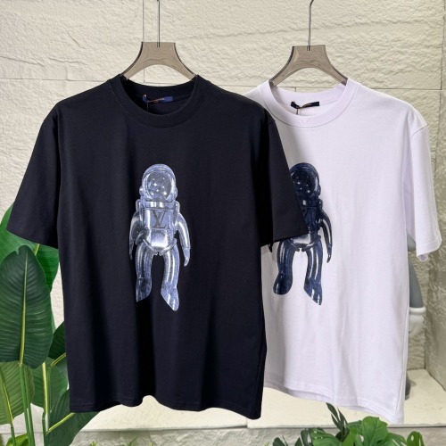 Louis Vuitton Astronaut Print Cotton T-Shirt | Short Sleeve Crew Neck Tee 1 Louis Vuitton Astronaut Print Cotton T-Shirt | Short Sleeve Crew Neck Tee