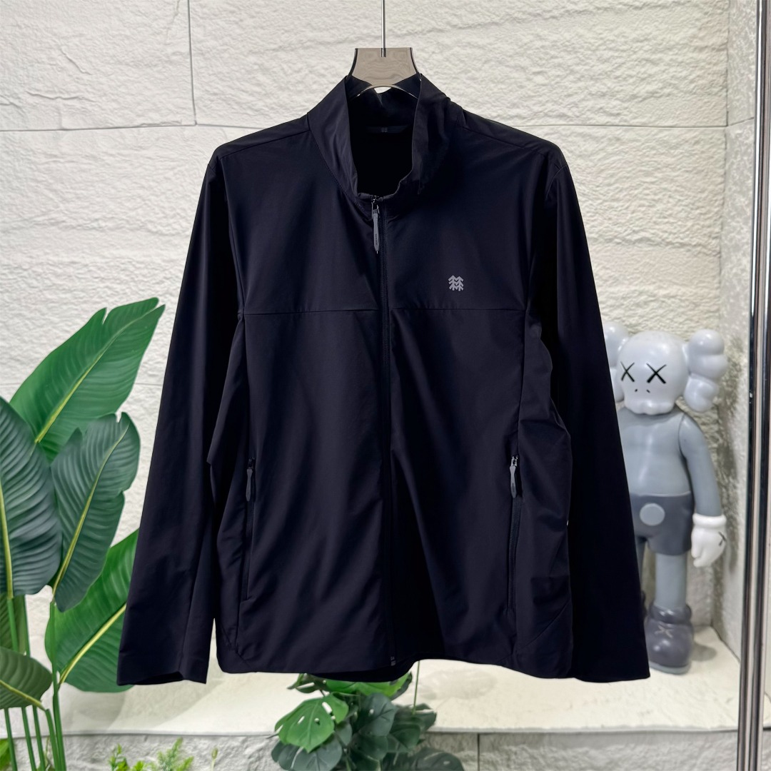 💰240 
     KOLONSPORT/可隆立领休闲外套  情侣款户外运动轻量化立领防风软壳夹克男外套
可隆Kadin Jacket的户外“本命”软壳 GORE-TEX INFINIUM面料超给力，防风防水还透气。徒步下雨，穿着它也不会担心被打湿，运动时出的汗也能快速排出去，完全不闷
长时间走路爬坡也不会捂汗。立体拼接剪裁很合身，活动起来很自在，不会有束缚感，爬山时伸展手臂、迈大步子都超轻松。

日常穿也很百搭，搭牛仔裤就是随性户外风，搭运动裤去健身、跑步也很合适。细节设计很贴心，魔术贴袖口能自由调节，口袋还有一体式钥匙扣，放个小物件很方便
目前国际公认的高端面料，防风防水透气
使穿着不会有闷热潮湿的感觉。
防风夹克有多么的实用和火爆!
始祖鸟软壳 值得入手的一件可隆外套，无论性价比还是颜值都远远高于冲锋衣

颜色 : 黑色  

 尺码 : M L XL 2XL 3XL

M：肩宽40胸围105衣长68建议110-130斤 
L：肩宽43胸围110衣长71建议130-150斤 
XL：肩宽45胸围115衣长72建议150-170斤 
XXL：肩宽48胸围120衣长73建议170-185斤
XXXL：肩宽51胸围126衣长74建议185-200斤