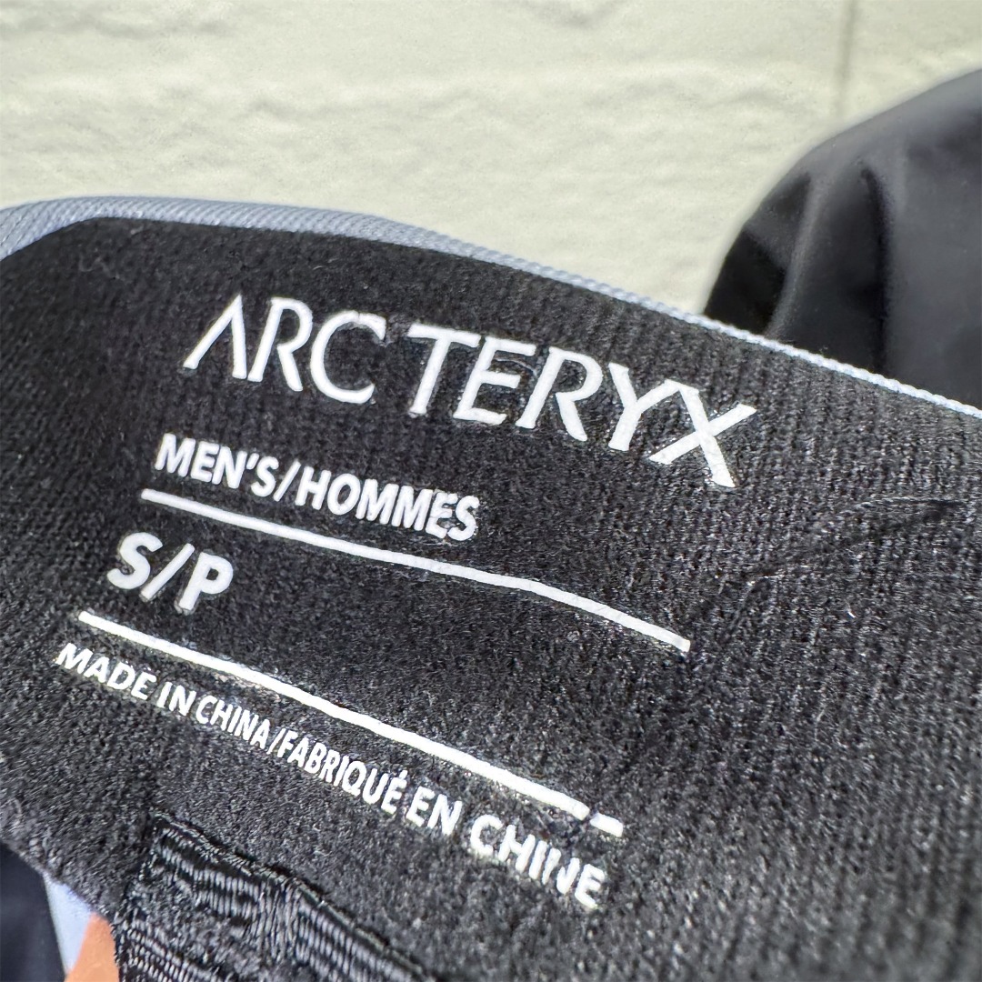 💰350
Arcteryx始祖鸟 X beams 联名款 Beta系列 男女同款连帽长袖冲锋衣户外远足 防风防水冲锋衣 男女同款 熊猫配色户外登山外套夹克
-始祖鸟的火爆程度不必多说,从专业的户外登山硬壳系列到休闲年轻的都市系列再到轻便耐穿软壳系列。无一例外得到了一致好评,从东奥到户外再到都市奢风中随处可见始祖鸟的身影。
-面料:专用外层GORE-TEX面料 正版开版 大缸定制染色 无色差 熊猫拼色让你眼前一亮
-压胶:全身无缝三层压胶工艺,次序严谨,完全参考原版 胶条颜色以及溢胶工序 1:1完全复刻 补漏圆点一个不少 细节到位 诚意满满
-刺绣:百灵万针刺绣 针针到肉 针针到位 饱满不失整洁 清爽不失风度 帽子上的绣花工整细致 绣花贴一个不少 区分成衣刺绣版本 望须知!
-辅料:YKK拉链必不可少 始祖鸟专用logo皮头 一件衣服你所有能看到的辅料 零部件 全部1:1带Logo 区分一眼假版本!
-版型:拆分原版样衣 每一片裁片精准测量,手工每一片逐一定位,上机压合,大烫烫平,逐一修剪,只为带来纯原的享受
-缝位:每个部位的缝位间距精准控制再0.15让衣服的整体更加有质感!
尺码介绍:
臂长 衣长 肩宽 袖长 胸围
S: 83 72 48 68 97
M: 86 75 51 69 102
L: 89 75.5 54.5 70 110
XL: 91 76 58 71 118
建议尺码如下:
S:(130内)
M:(150内)
L: (170内)
XL:(200内)