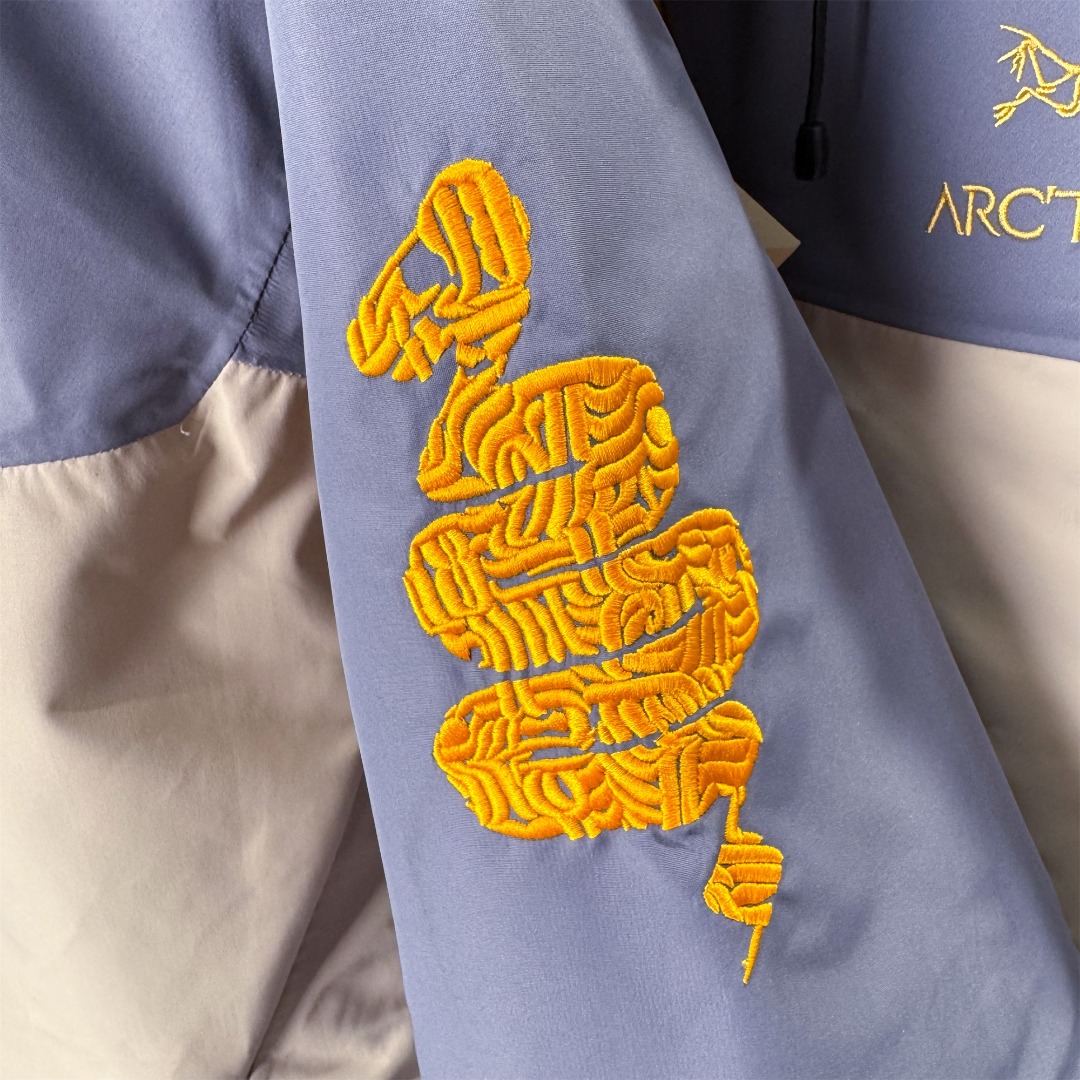 💰350
Arcteryx始祖鸟 ALPHA SV GTX 蛇年黄金蟒logo拼色硬壳户外 防水防风冲锋衣 男女同款登山夹克外套
众所周知每年始祖鸟都会以十二生肖为思路出一款联名款的新年限定,今年也不例外此次的蛇年限定胸口logo为金标衣袖上的蛇形图案也很吸睛帽子上还有蛇鳞为点缀整个衣服的颜色为金黄-深蓝-棕整体看上去很亮设计感拉满 颜色搭配也很好!
- Alpha SV JACKET 硬壳限定款Alpha SV JACKET 在袖口和内侧口袋饰有蛇形图案,
- 限定款的帽子边缘同样点缀着蛇鳞印花设计
蛇“名”所代表的坚韧精神,正如始祖鸟高山精神所倡导的无畏挑战、勇往直前。
防水:防水为国际ISO标准90(ISO4)级别达到荷叶水珠滚动效果!
面料:采用2L双层Gore-tex面料,面料表层做超高强度防水,内层覆膜,所以到达三层防水的效果,使成衣具有防水防污透气的出色效果。
工艺:压胶采用的胶水为铁金刚胶条,市面销售的潜水服就是这个牌子的胶水,区别市面普通压胶(洗几次就开胶)咱家只管放心
刺绣:进口百灵达刺绣机还原ZP。百灵达刺绣工整立体,饱满度立体感以及每个字母的神韵特点,一笔一划工工整整立体效果强烈
辅料:原版正品五金配件,字体清晰立体与正品一致
尺码:S—XL
S M L XL
胸围 110 114 118 122
摆围 104 108 112 116
冒领 56 57 58 59
衣长 69 71 73 75
肩袖长 79 81 83 85
后衣长 73 75 77 79